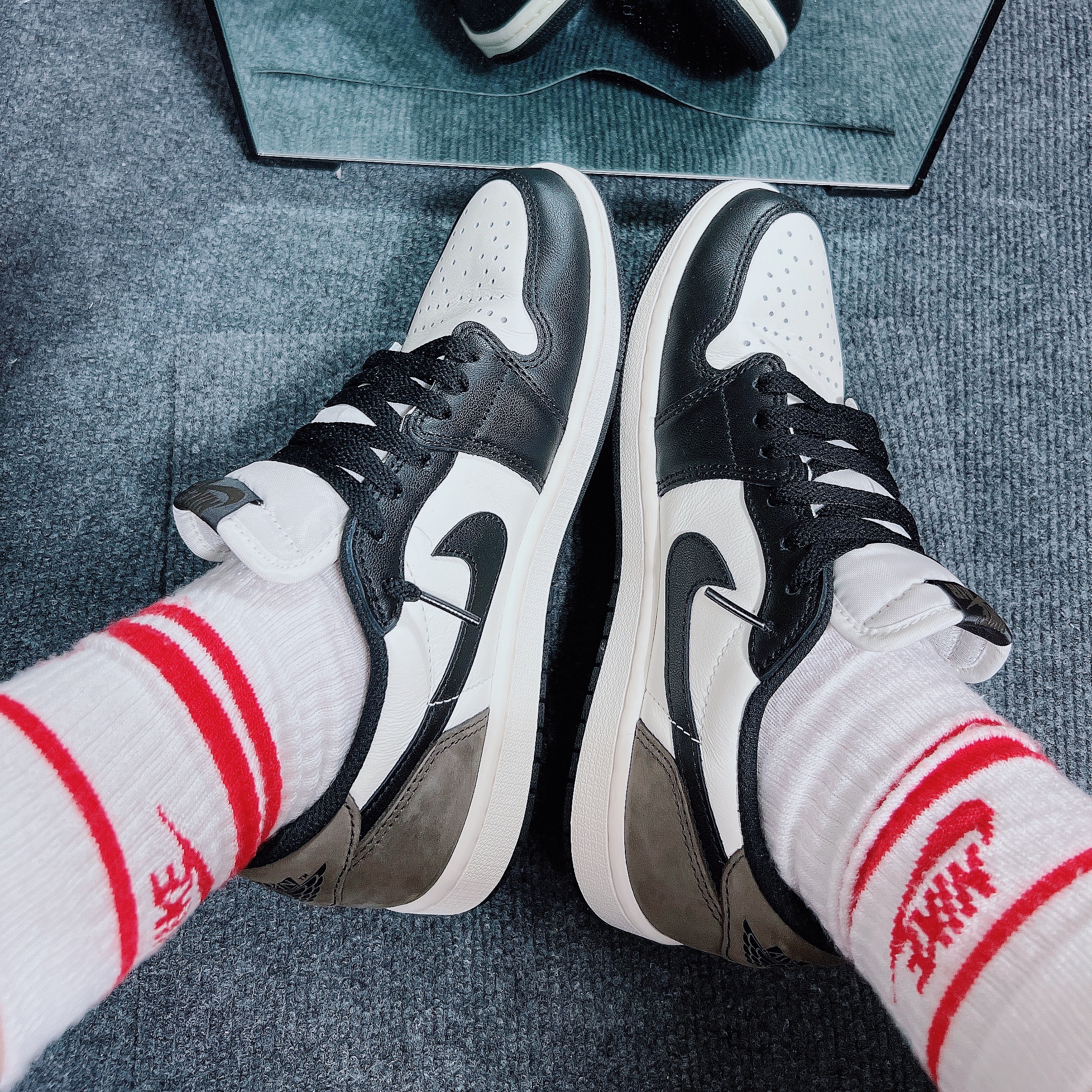 Jordan 1 Retro Low OG Mocha 착용 스타일 - 3