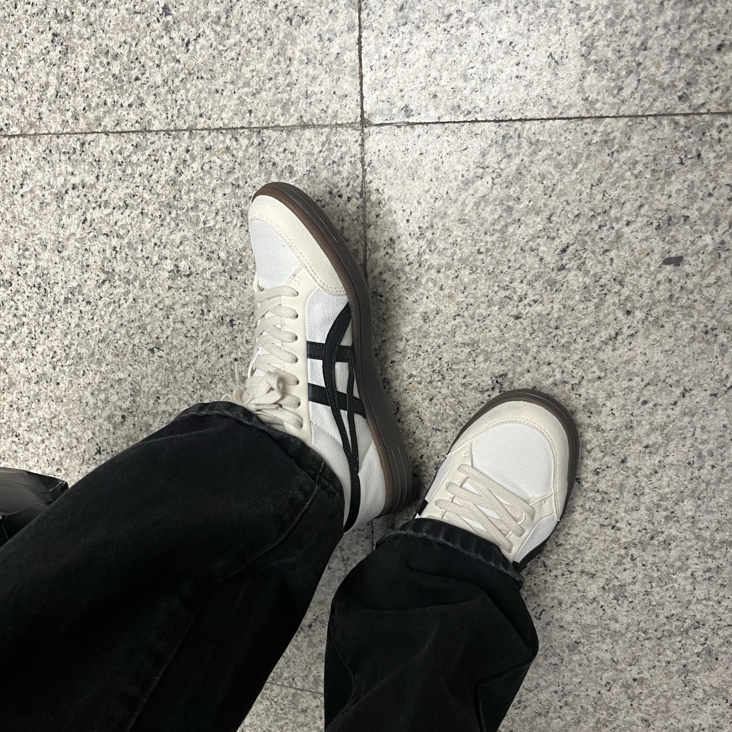 Onitsuka Tiger Advanti Cream White Black 착용 스타일 - 2