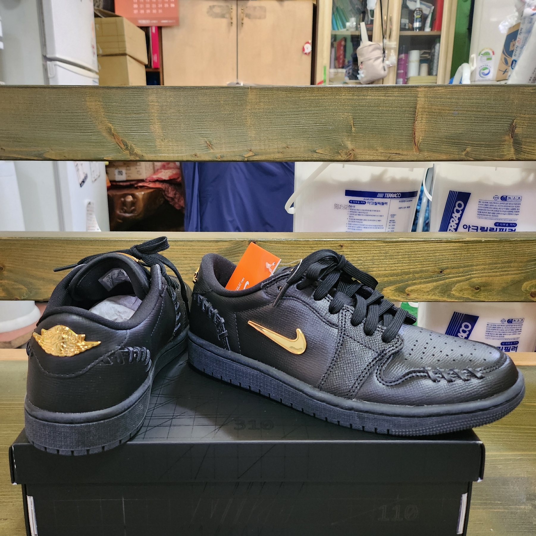 (W) Jordan 1 Low Method of Make Black Metallic Gold 착용 스타일 - 1