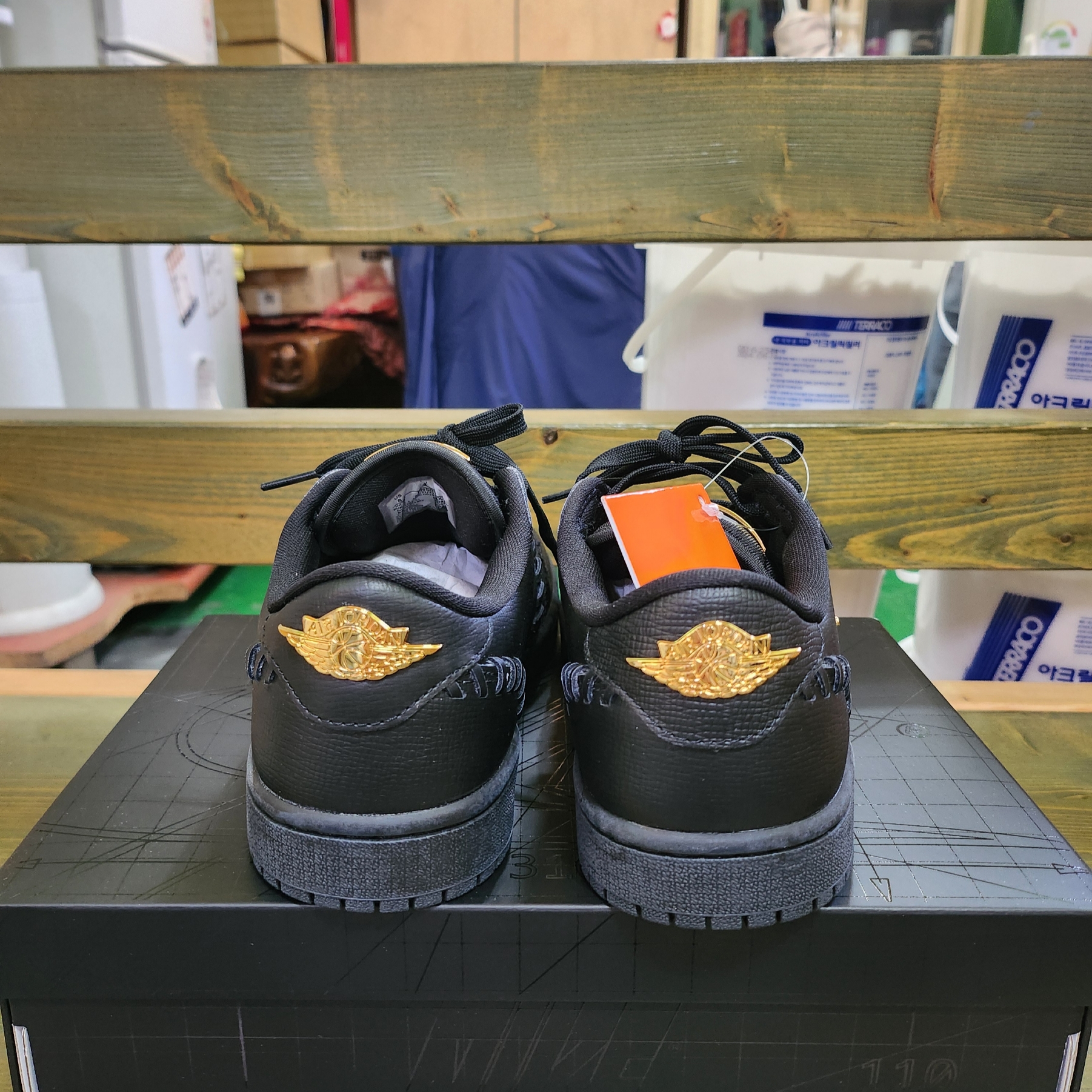 (W) Jordan 1 Low Method of Make Black Metallic Gold 착용 스타일 - 2