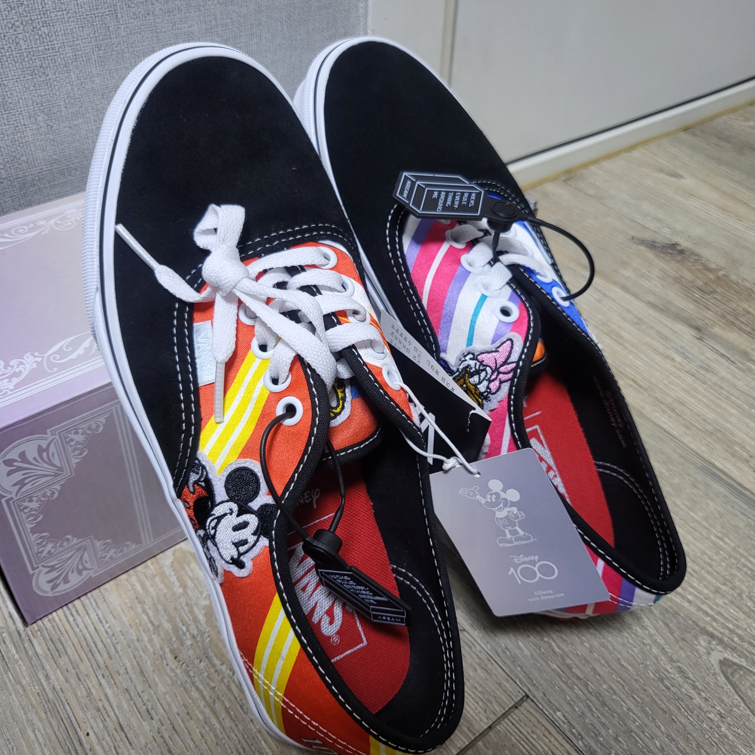 Vans x Disney 100th Anniversary OG Family Authentic Multi 착용 스타일 - 1
