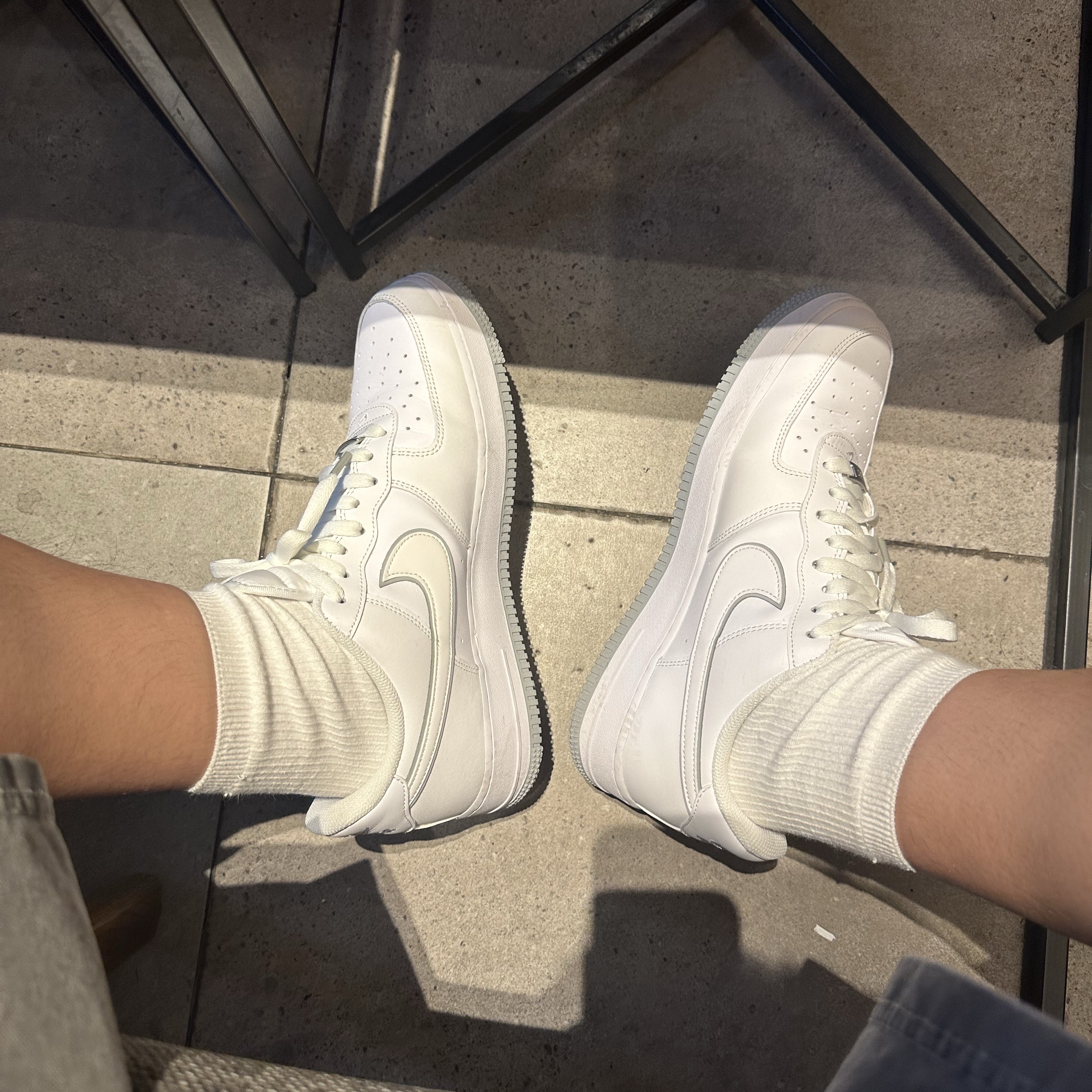 Nike Air Force 1 '07 White Wolf Grey 착용 스타일