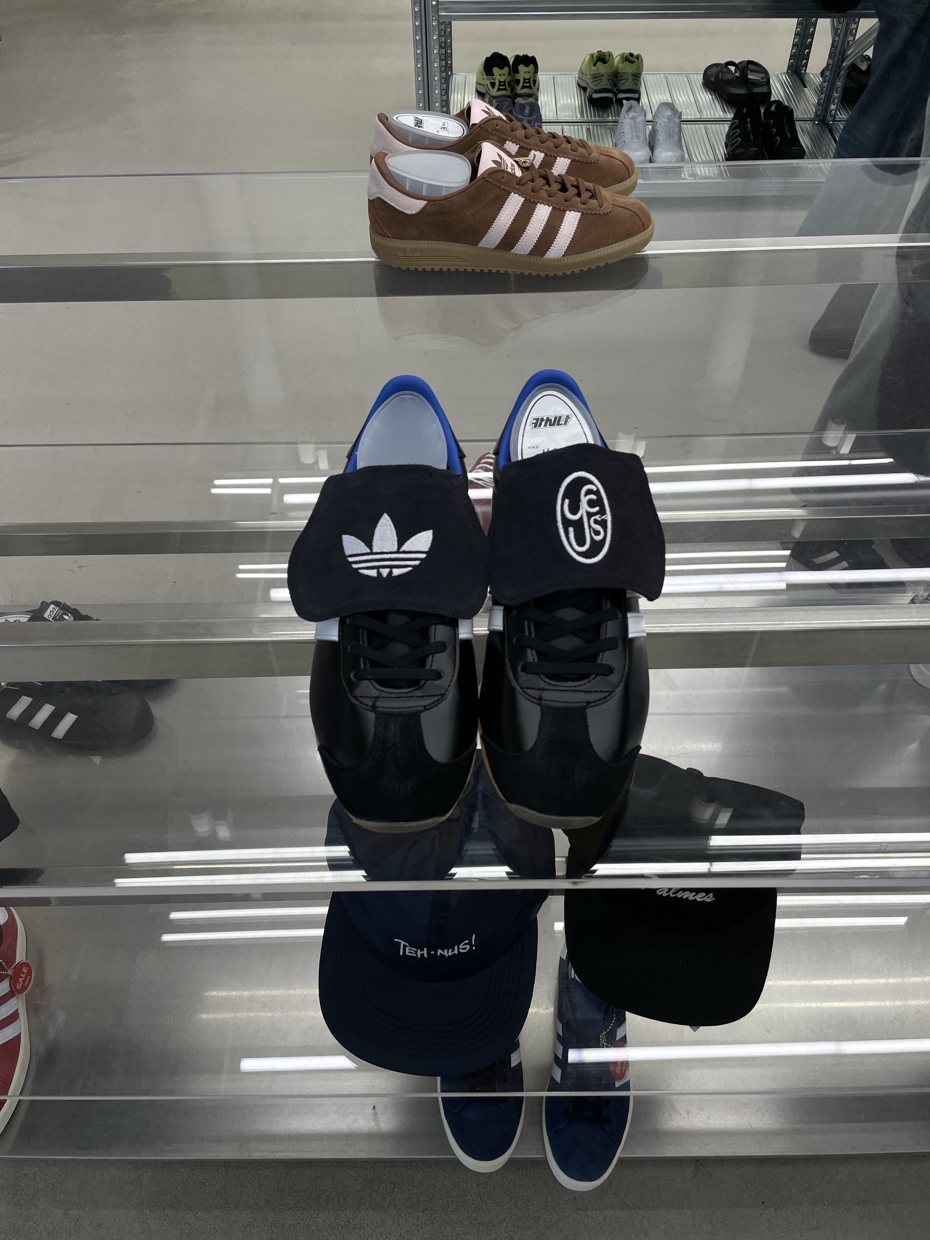 Gentle Monster x Jennie Jentle Salon Donut Bun 01 Black Gray, Adidas x Yeseyesee BS Team T-Shirts Legacy Indigo - KR Sizing 착용 스타일 - 7