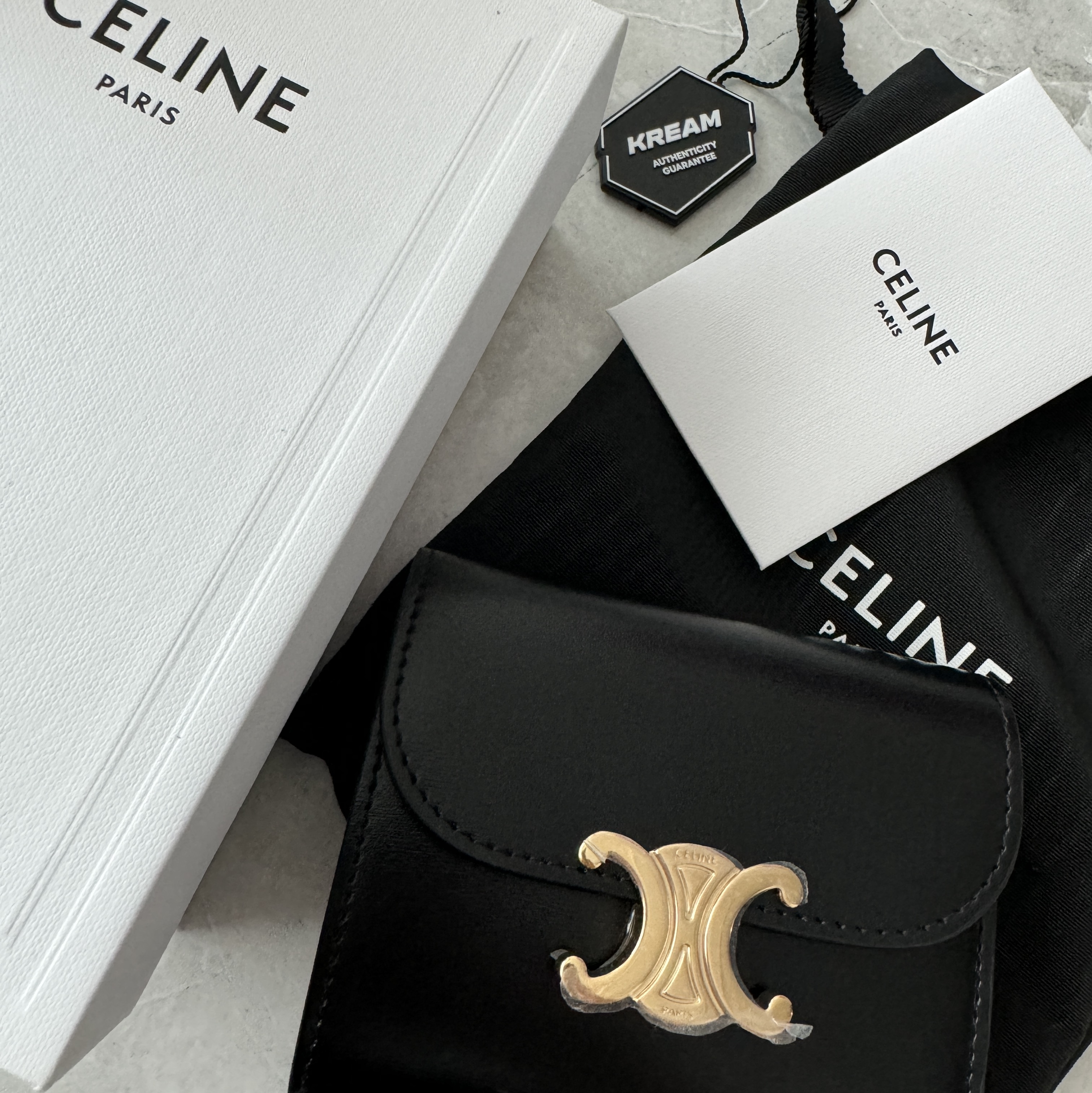 Celine Compact Wallet with Coin Triomphe in Shiny Calfskin Black 착용 스타일