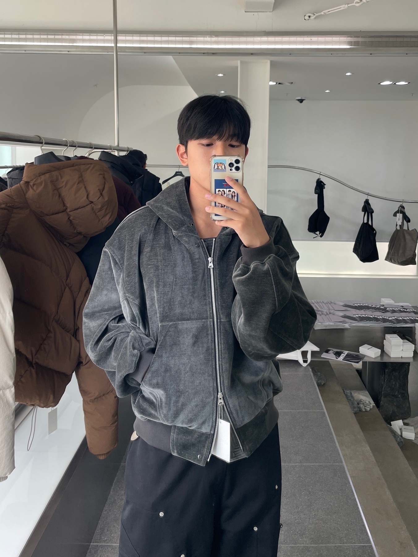 Haleine Cropped Velour Zip Up Hoodie Irongrey (VT308), Haleine Cropped Velour Zip Up Hoodie Black (VT306) 착용 스타일