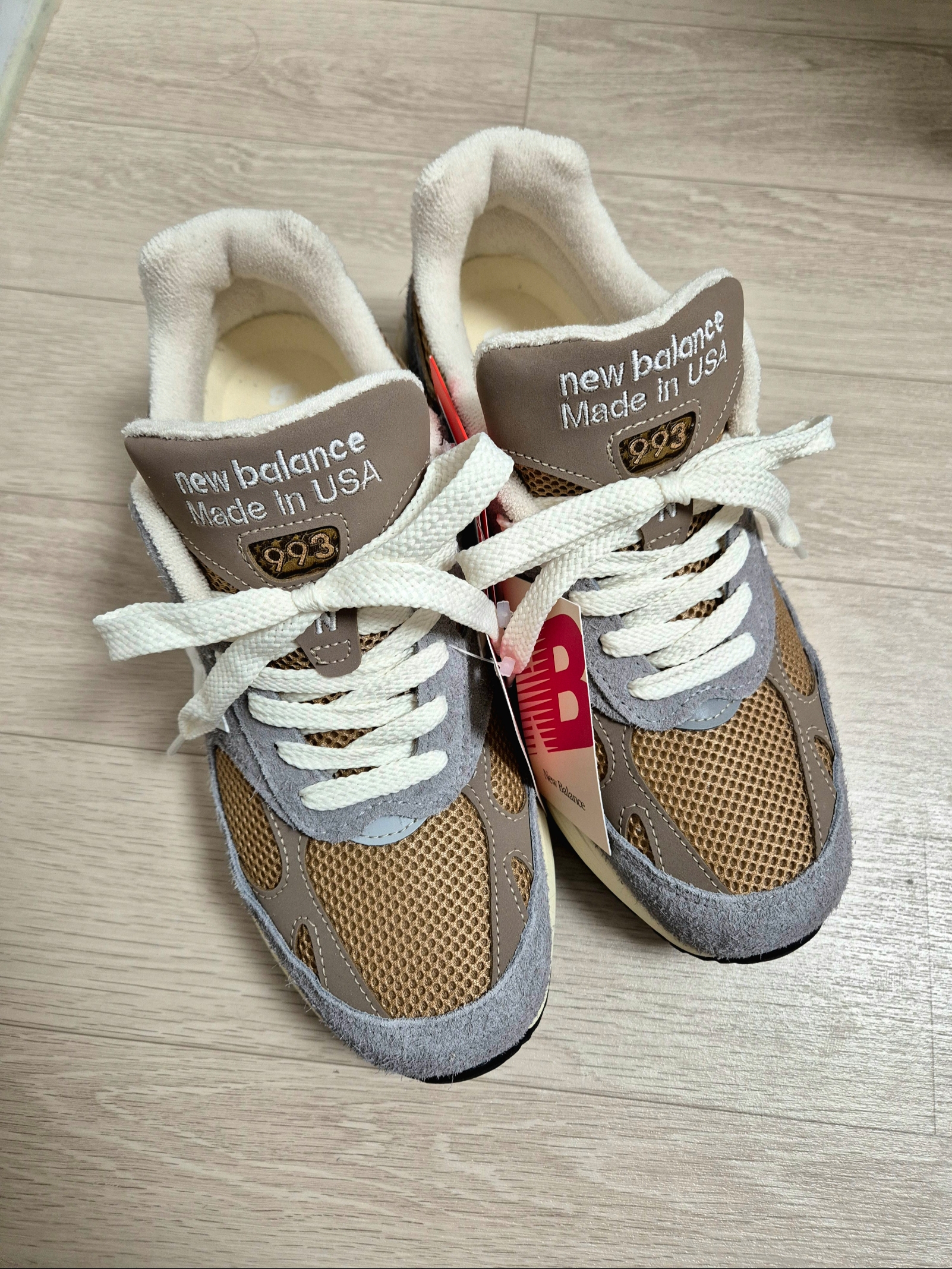 New Balance 993 Made in USA Shadow Grey Driftwood, Stussy Basic Stussy T-Shirt White 2023 착용 스타일 - 3