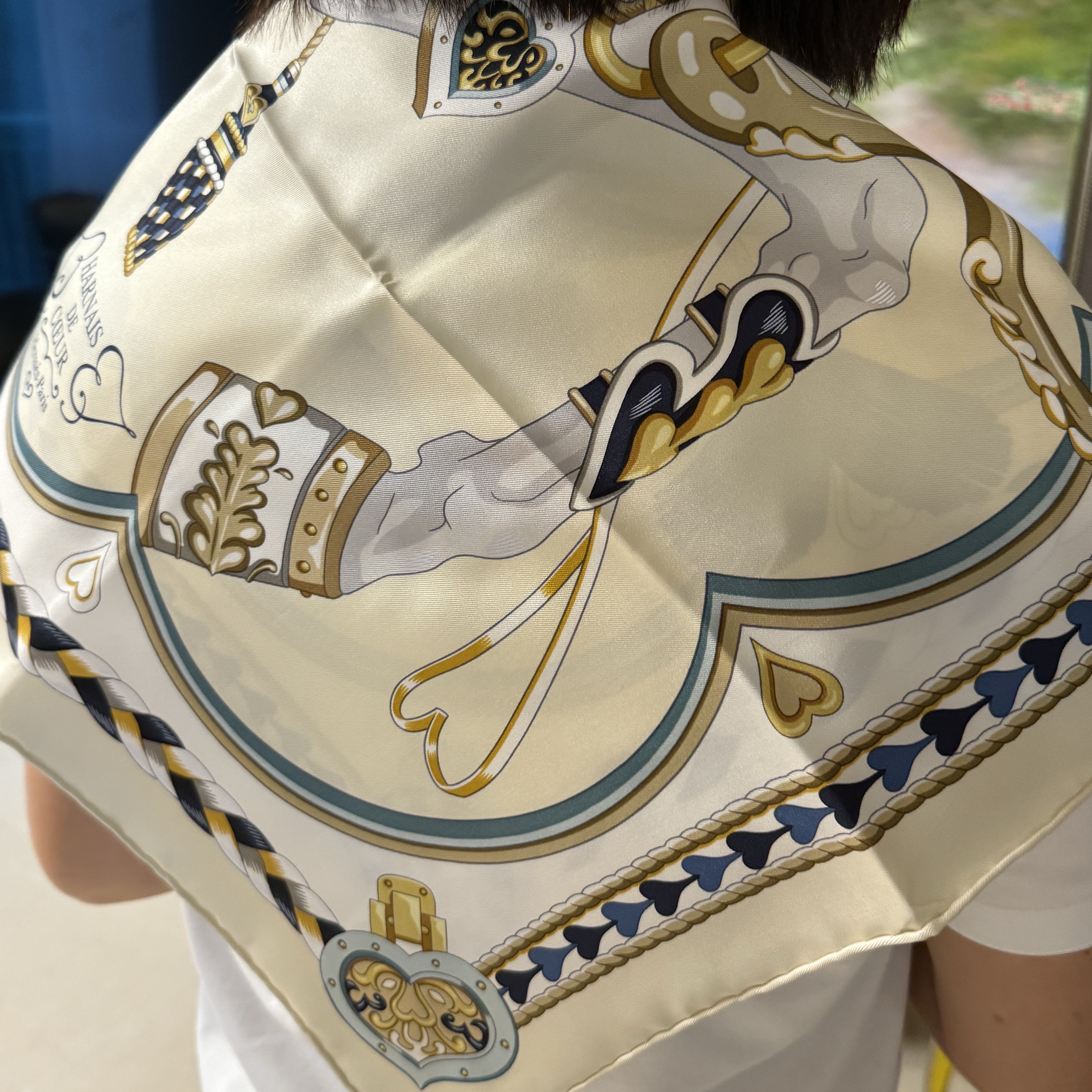 (W) Hermes Harnais de Coeur Scarf 90 Creme Marine Gold 착용 스타일