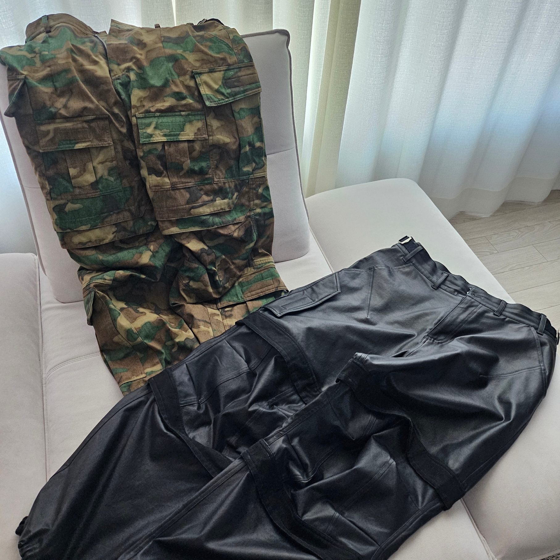 Farfromwhat Far Camo Cargo Pants Green, Farfromwhat Far Layered Work Pants Coated Black 착용 스타일