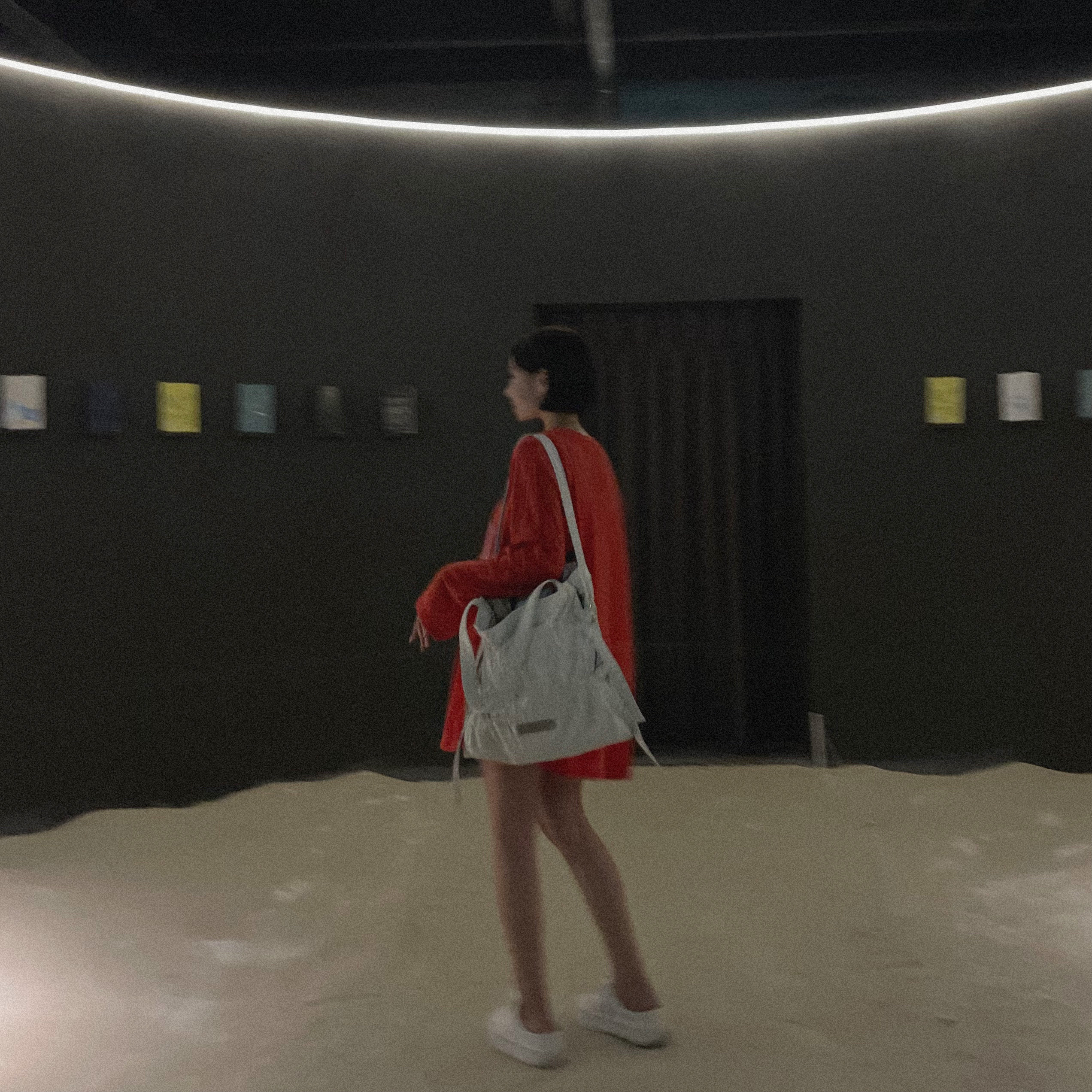 Matin Kim Faux Leather Seashell Bag Ivory, Matin Kim Faux Leather Seashell Bag Black 착용 스타일 - 1
