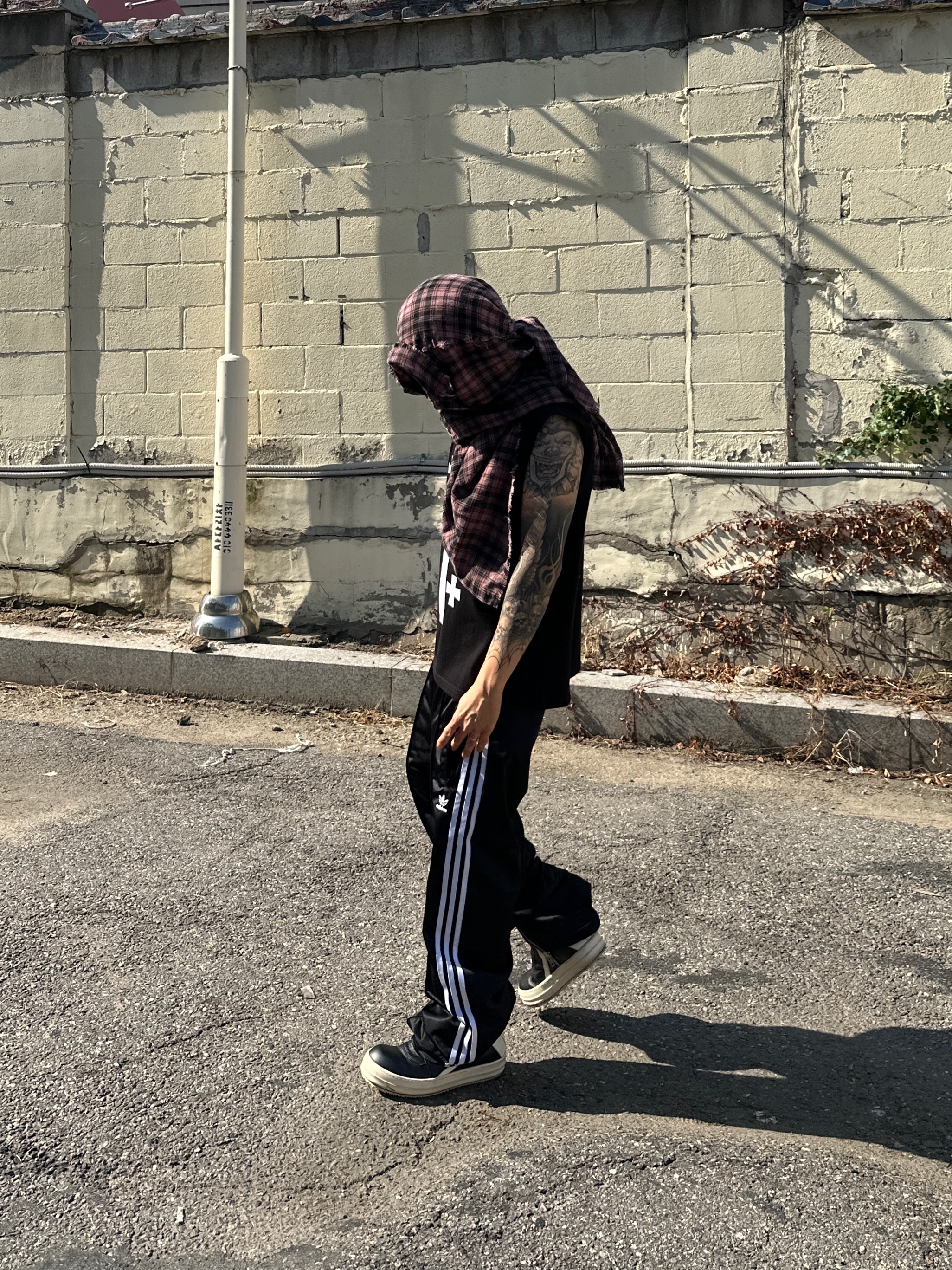 Adidas Adicolor Baggy Fit Firebird Track Pants Black - KR Sizing 착용 스타일 - 3