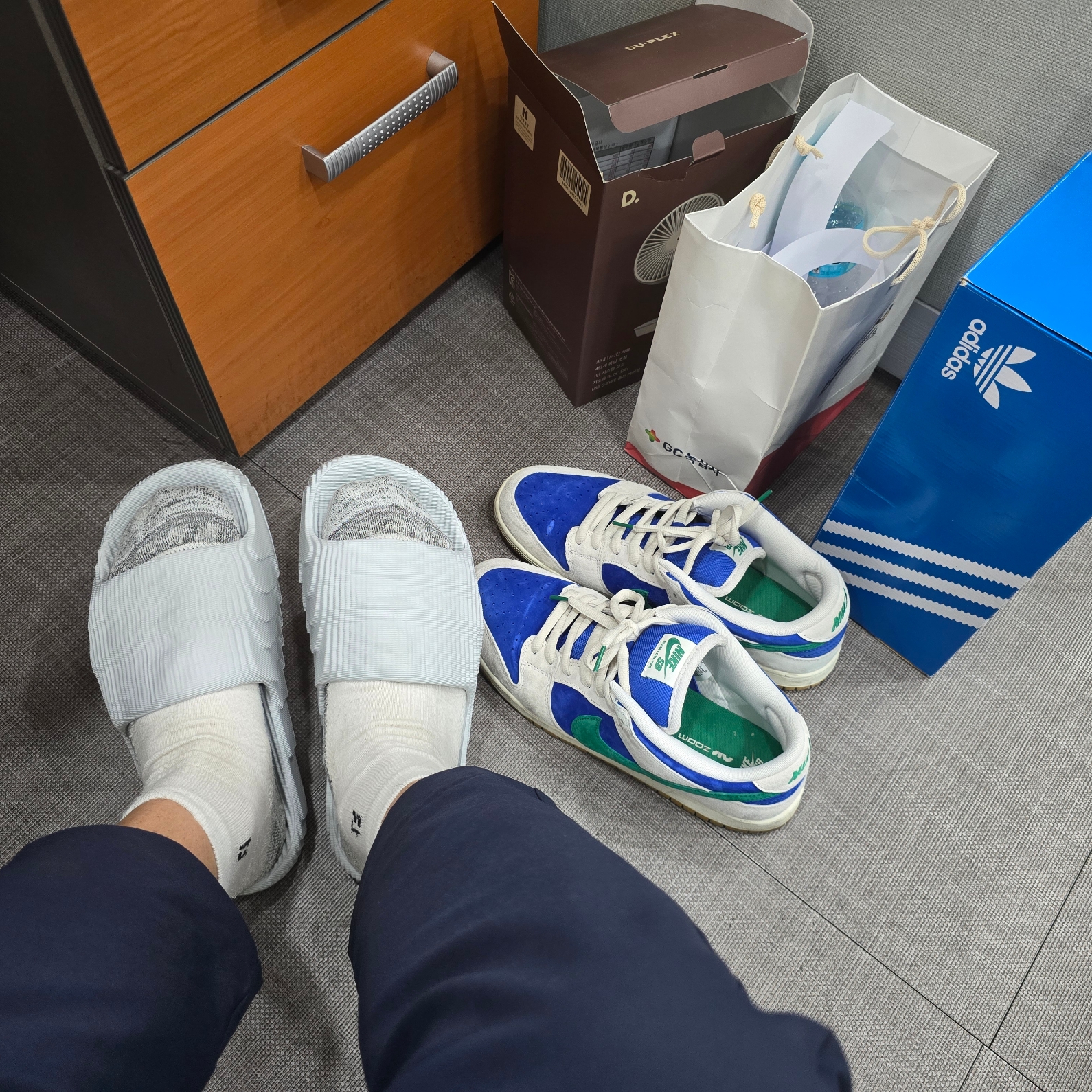 Adidas Adilette 22 Clear Grey, Nike SB Dunk Low Pro Phantom and Hyper Royal 착용 스타일