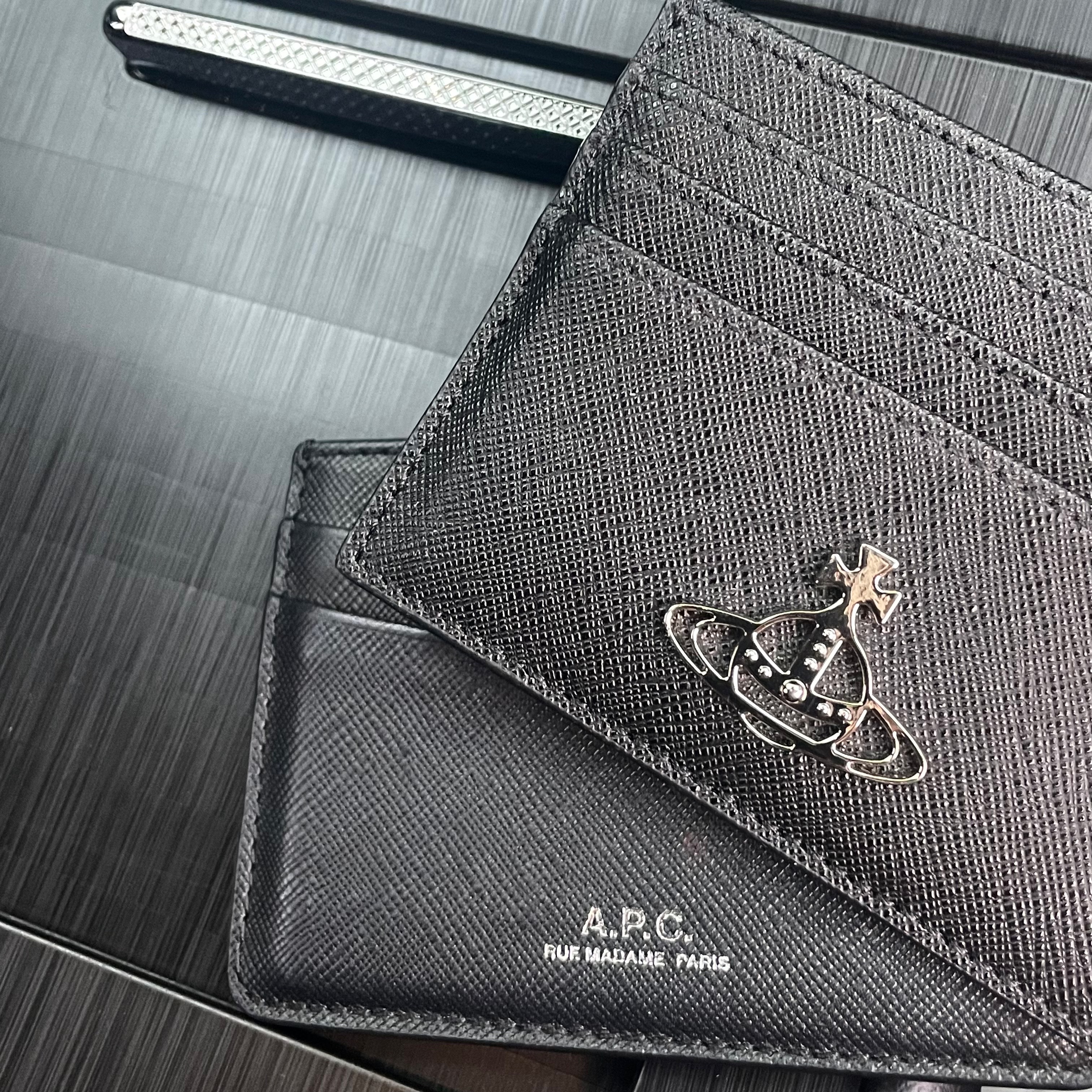 A.P.C. Andre Card Holder Black, Vivienne Westwood Logo Card Holder Black 착용 스타일 - 2