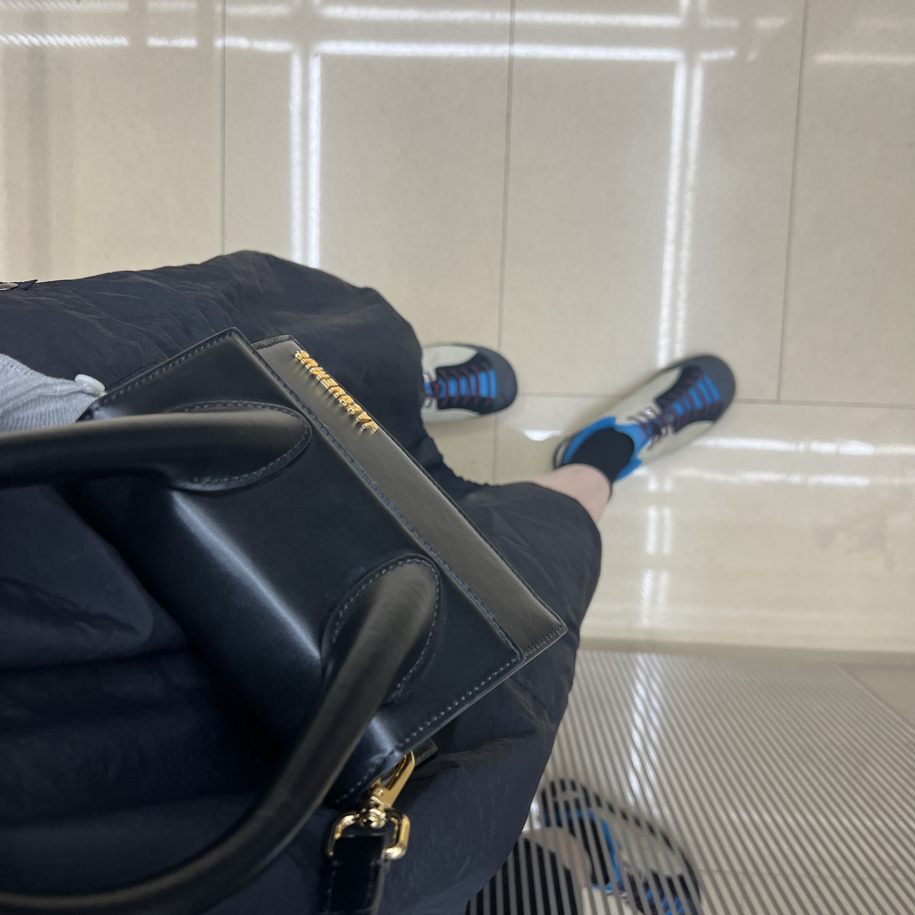 Jacquemus Le Chiquito Moyen Leather Handbag Black, (W) Keen Jasper Rocks SP Sneakers Beige 착용 스타일