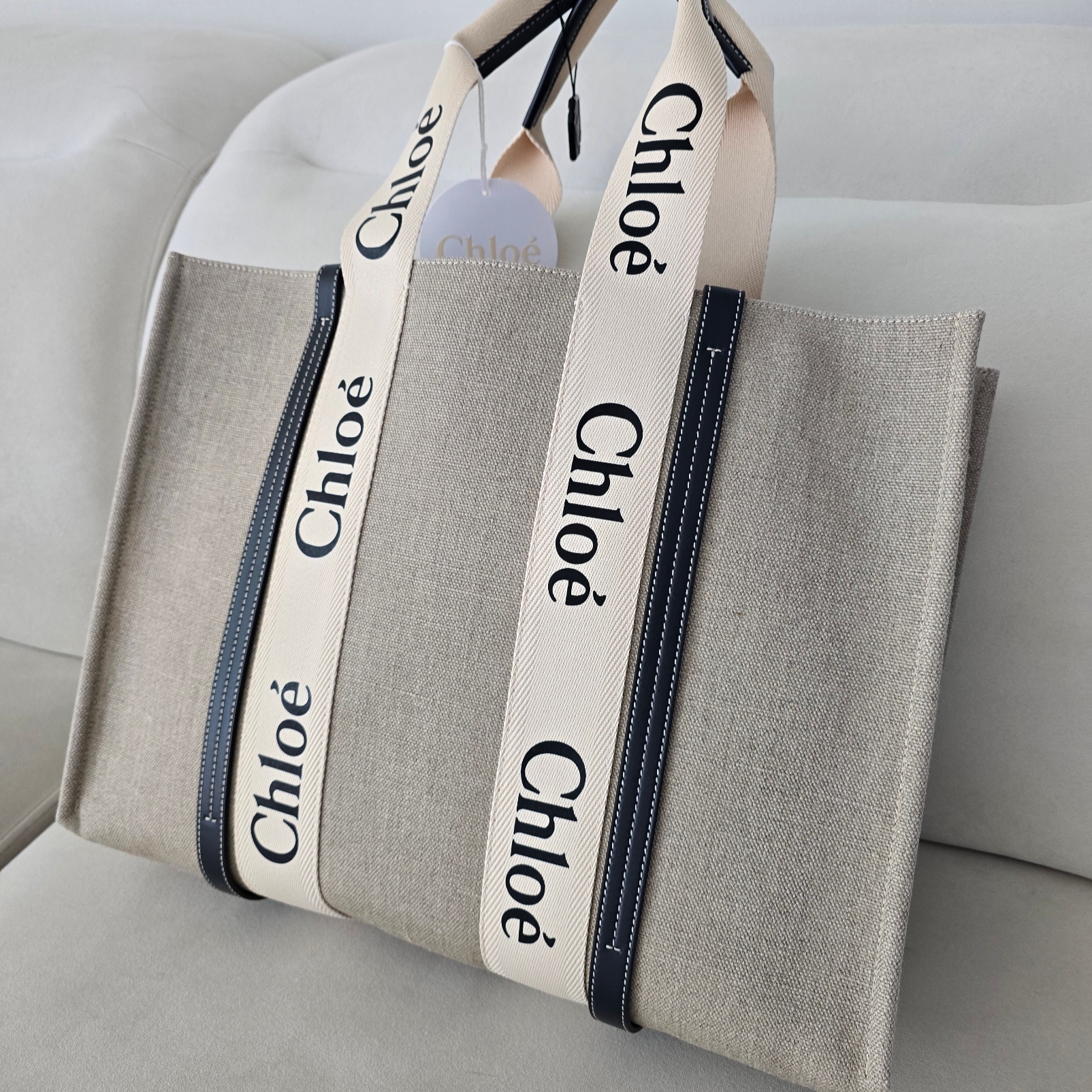 Chloe Large Woody Tote Bag White Blue 착용 스타일