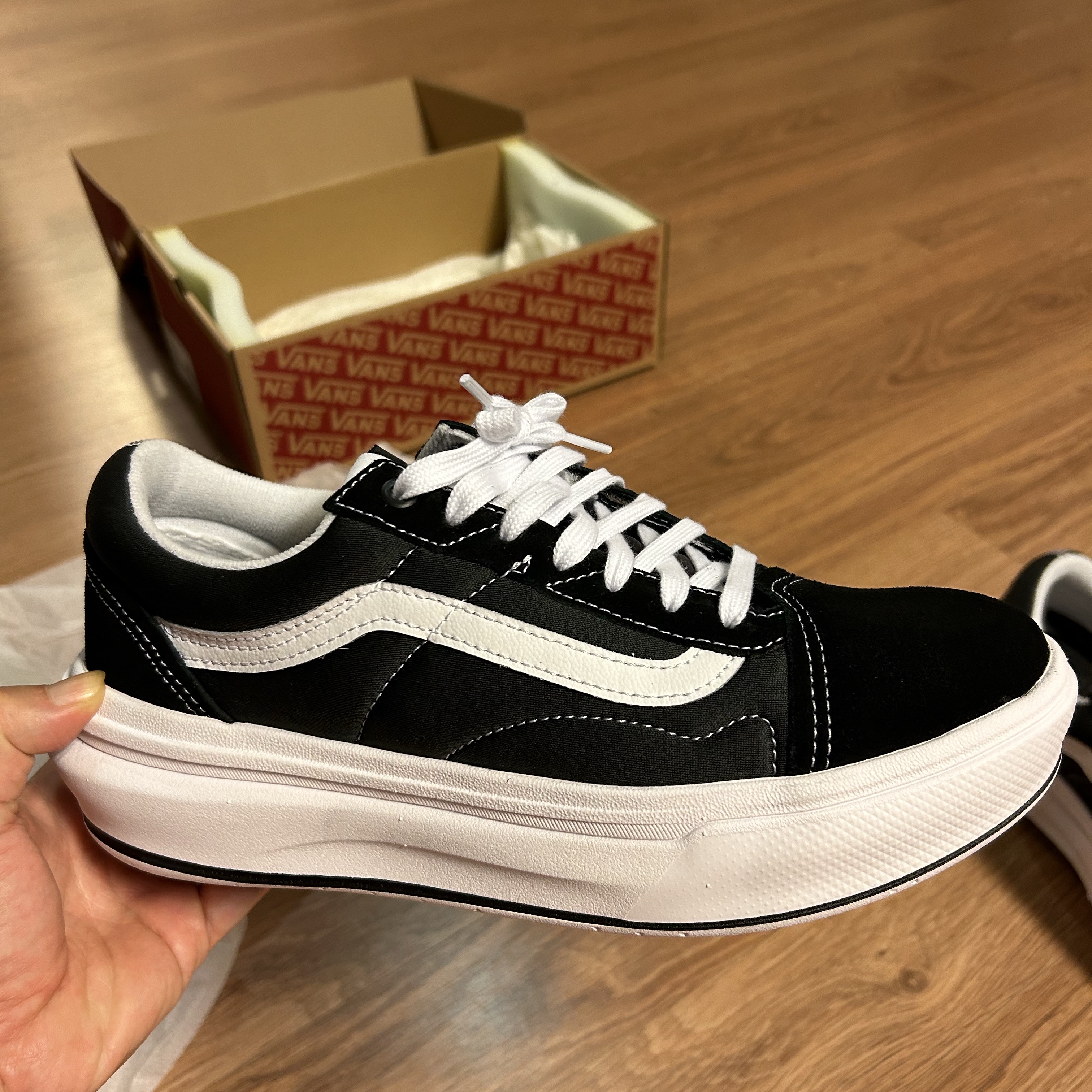 Vans Old Skool Overt CC Black White 착용 스타일 - 2