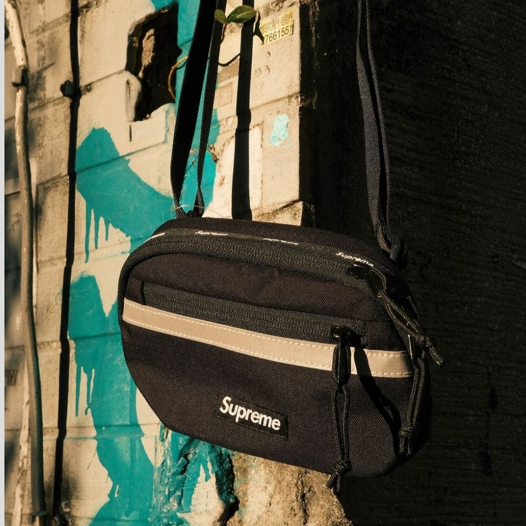 Supreme Mini Side Bag Black - 24FW, Supreme Mini Side Bag Red - 24FW 착용 스타일 - 1