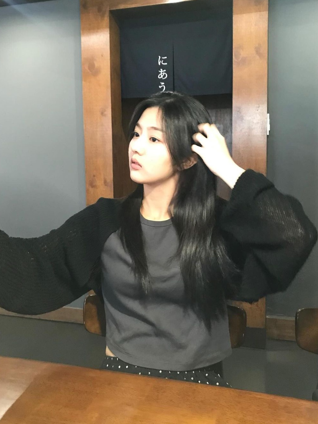 (W) Threetimes Muffin Bolero Black, (W) Matin Kim Airy Button Collar Cardigan Sky 착용 스타일 - 2
