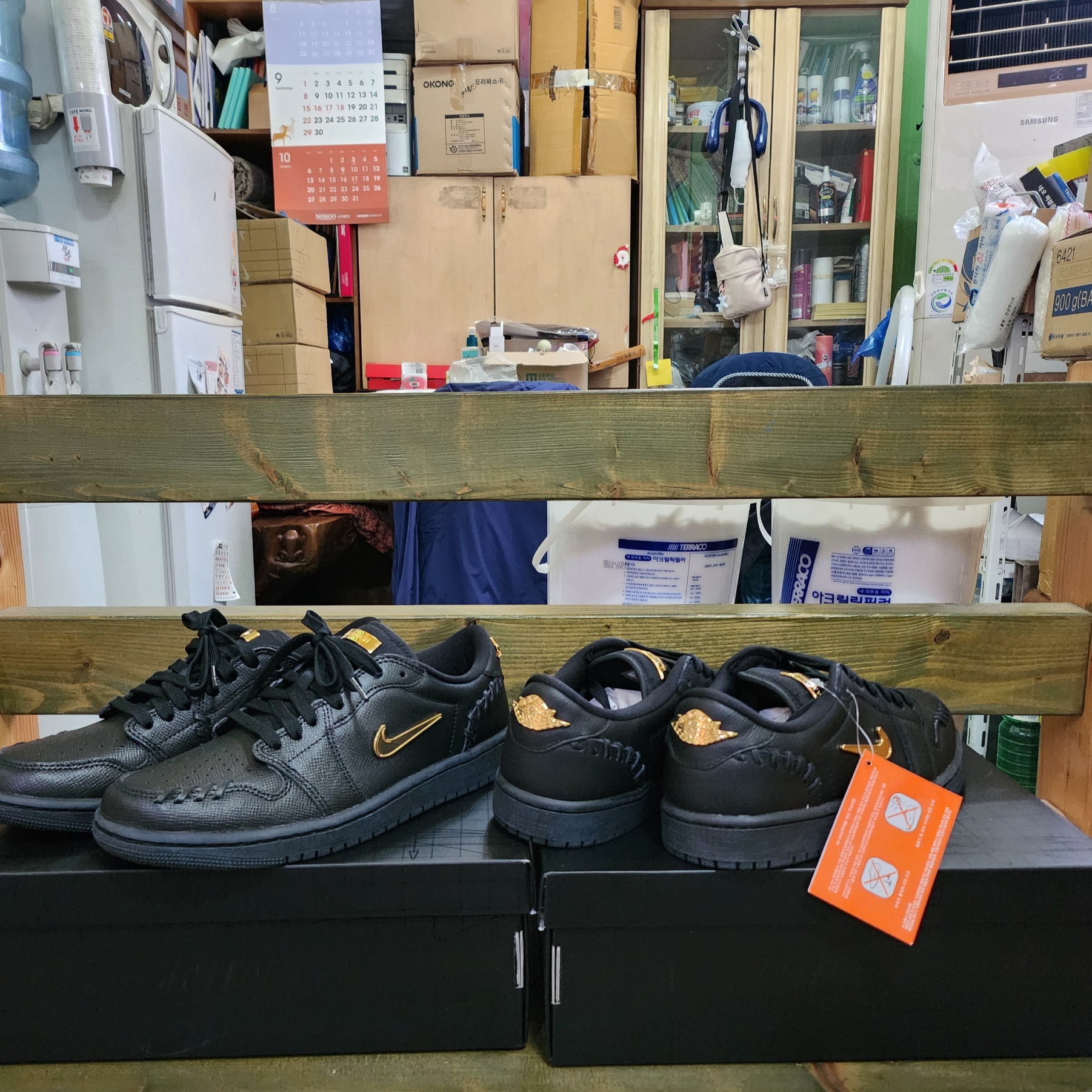 (W) Jordan 1 Low Method of Make Black Metallic Gold 착용 스타일 - 3