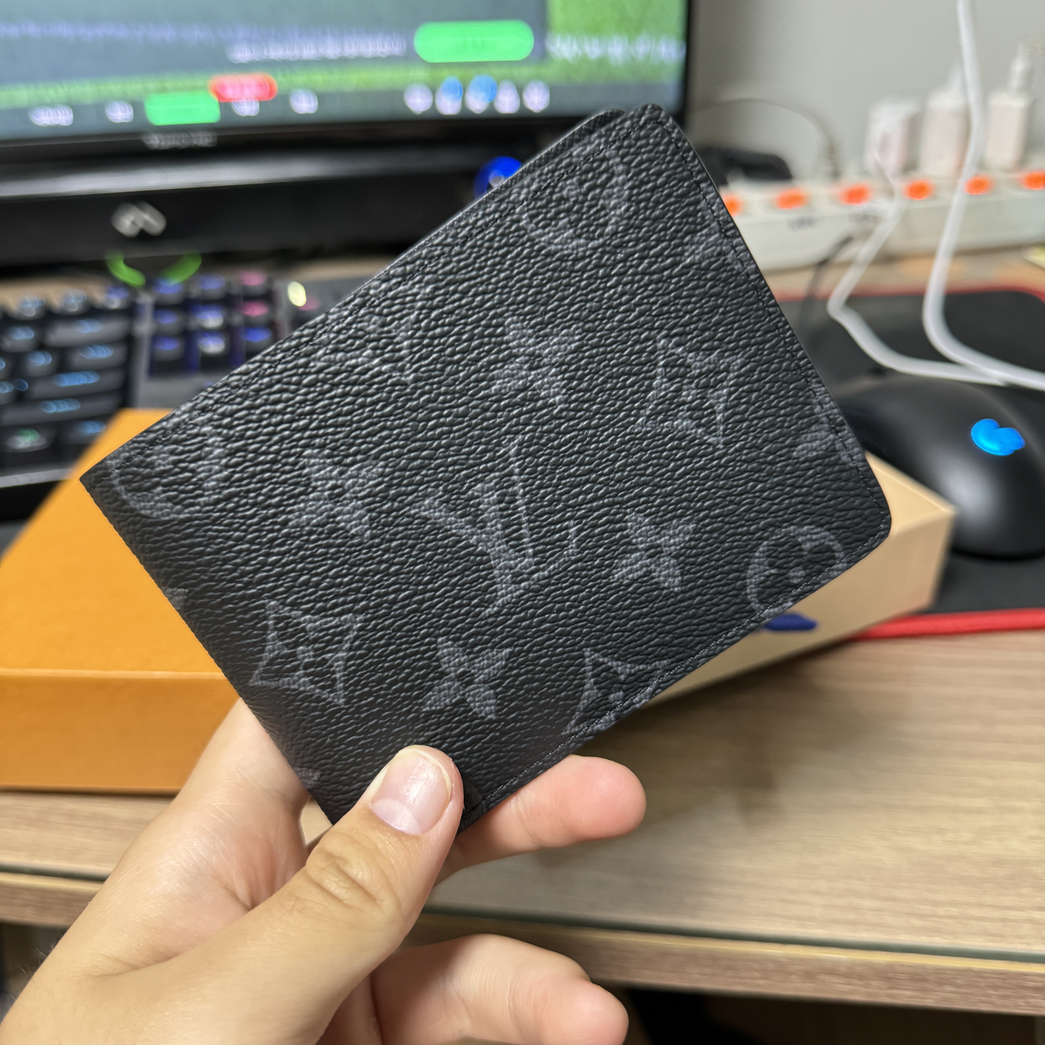 Louis Vuitton Multiple Wallet Monogram Eclipse 착용 스타일
