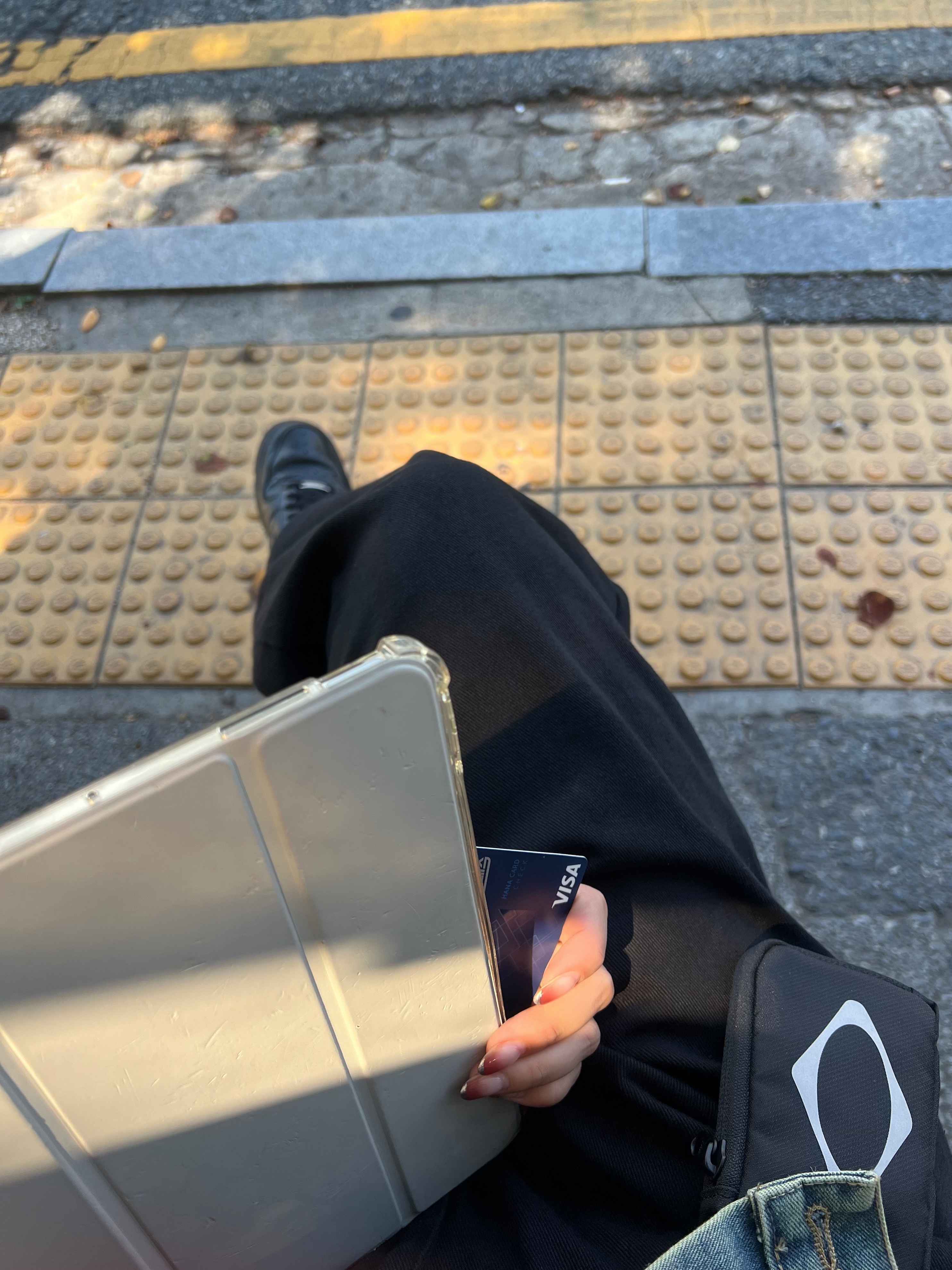 Mischief Rhombus Carabiner Pouch Black, (W) Nike Air Force 1 '07 Low Triple Black 착용 스타일
