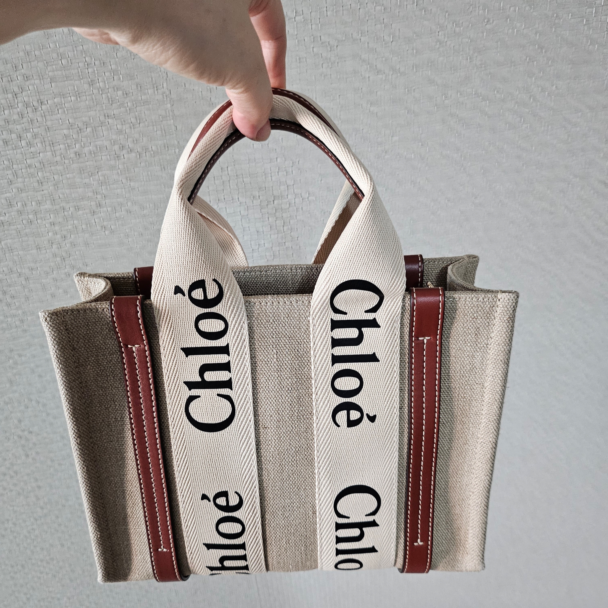 Chloe Woody Small Tote Bag White Brown 착용 스타일