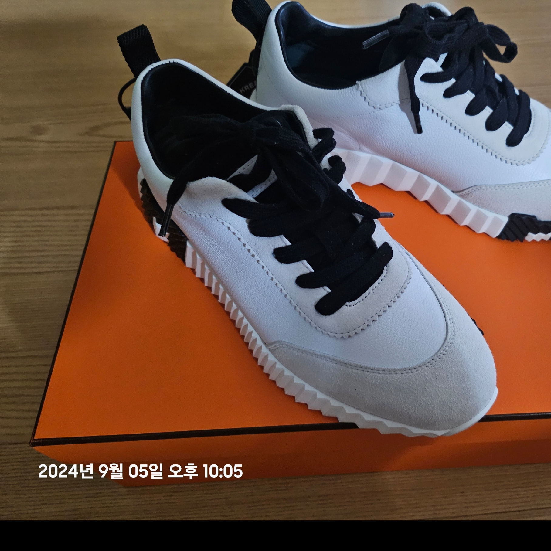 (W) Hermes Bouncing Sneakers Sport Suede Goatskin & Blanc Noir 착용 스타일
