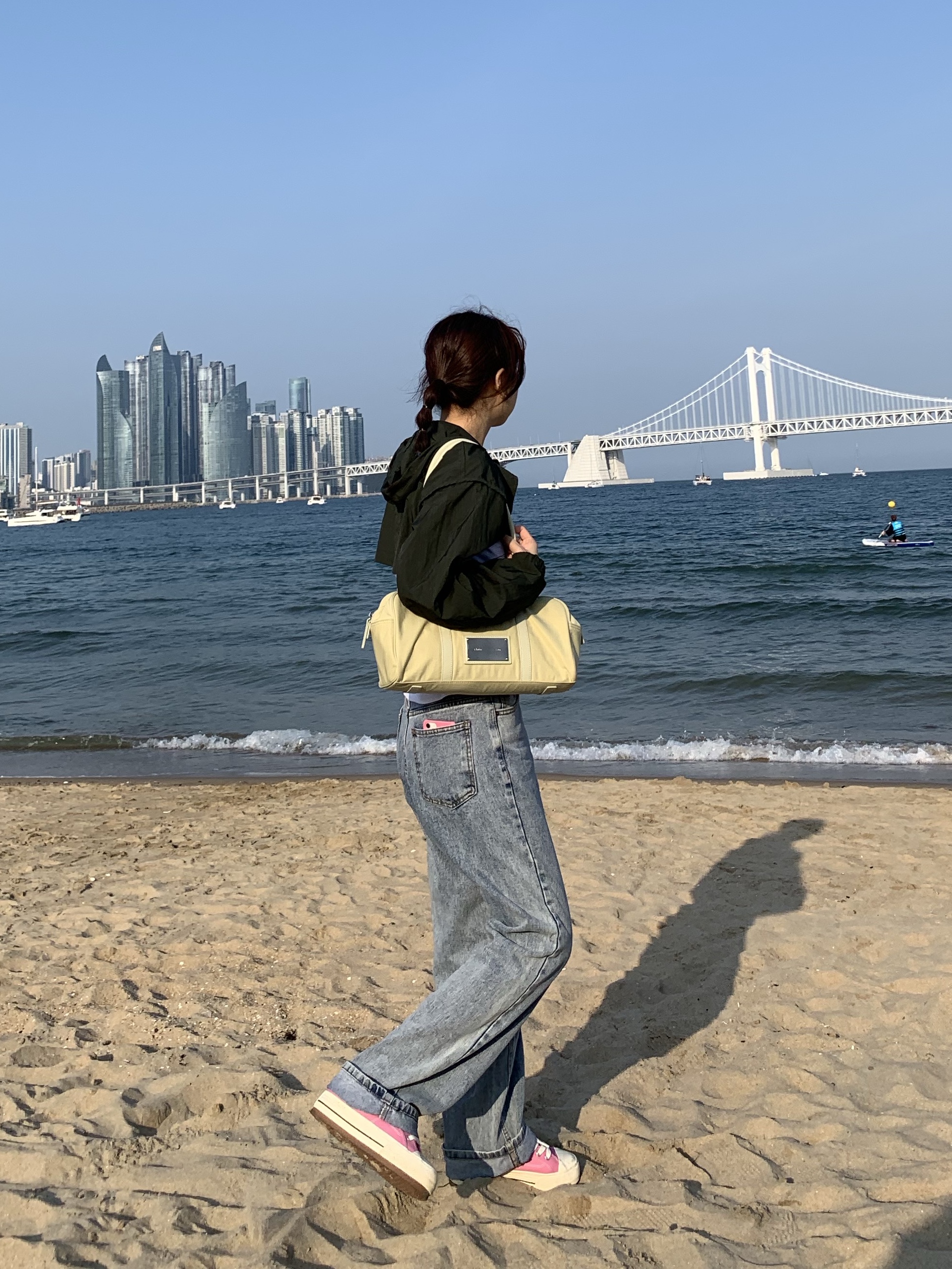 Matin Kim Sporty Tote Bag Beige 착용 스타일