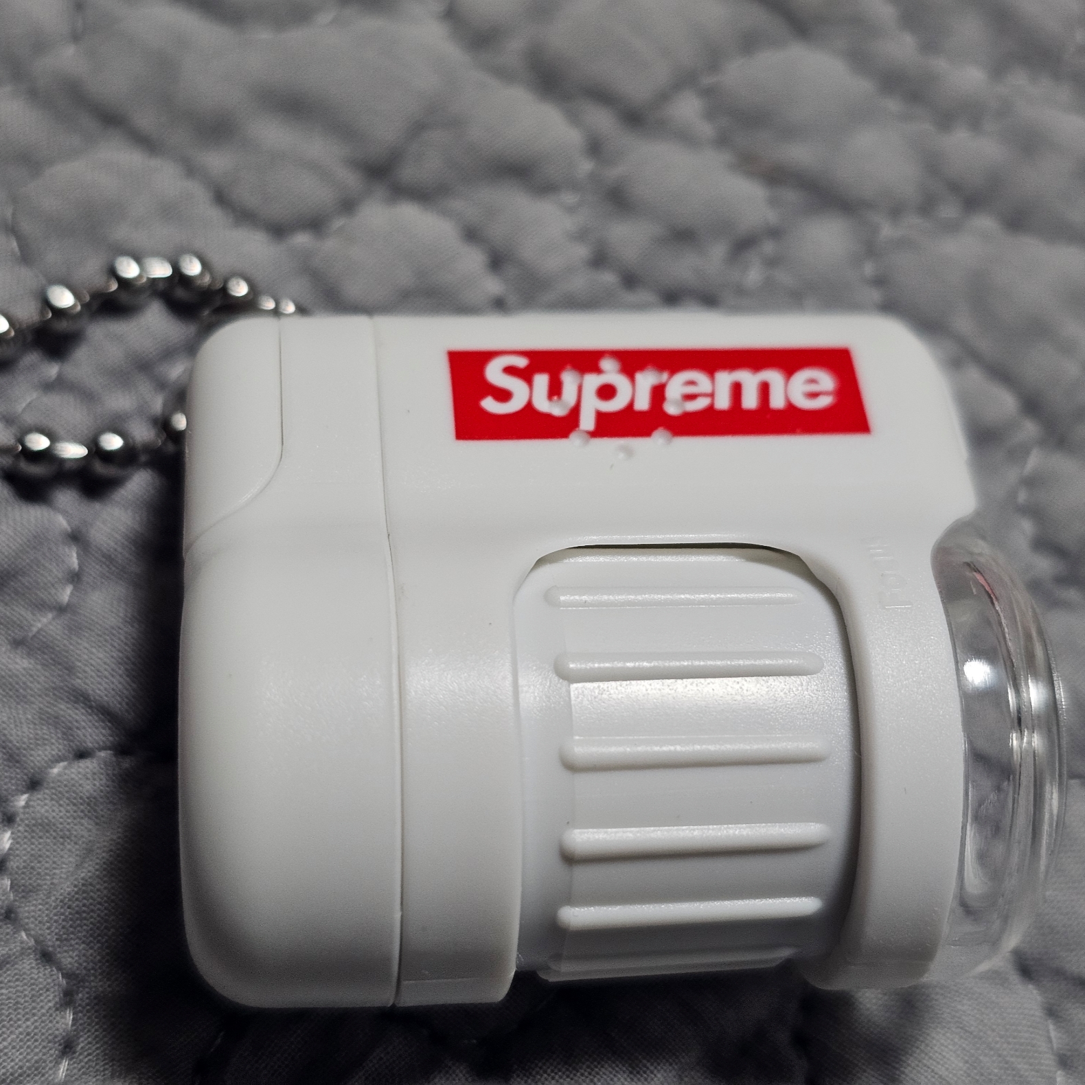 Supreme x Raymay Pocket Microscope Keychain White - 23SS 착용 스타일 - 1