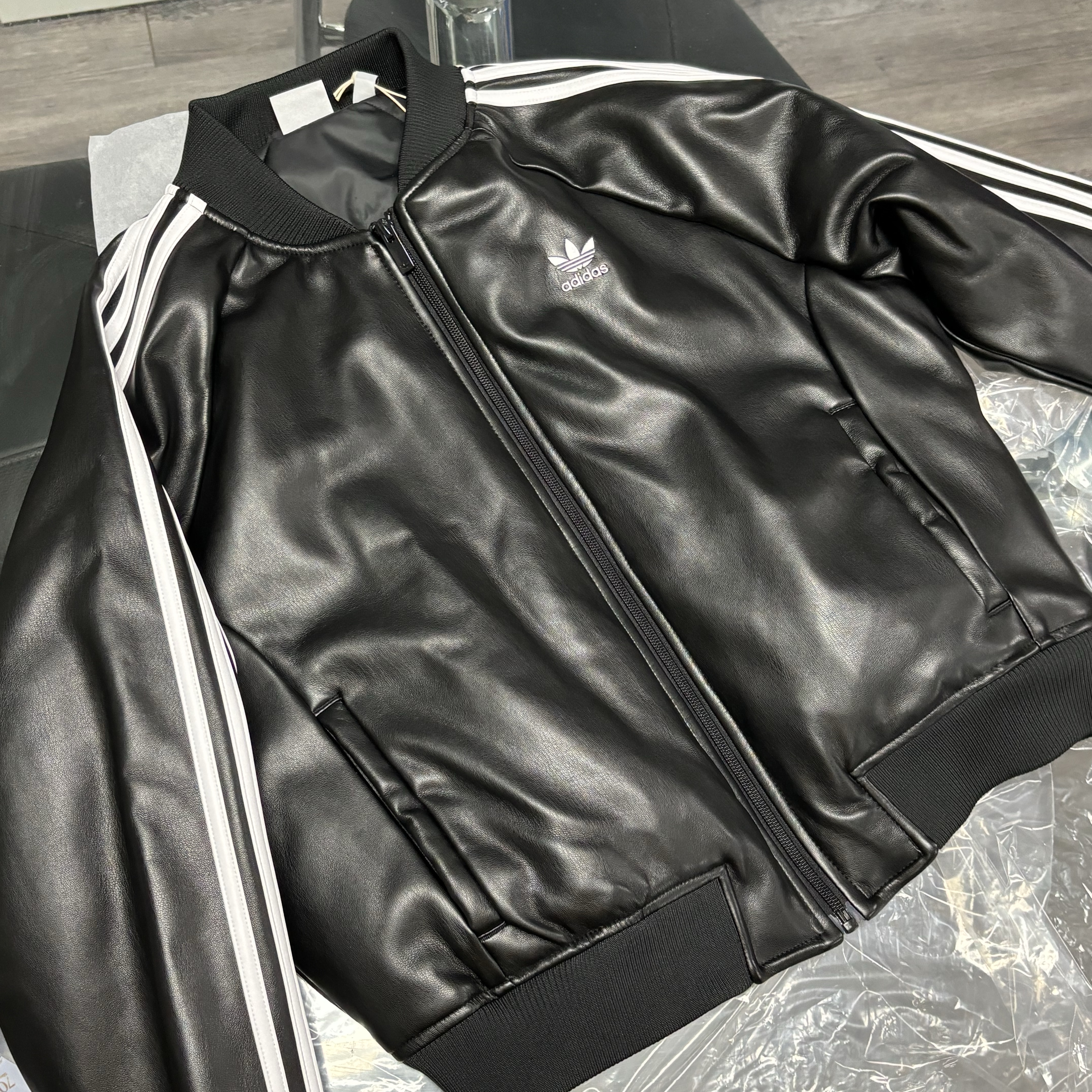 (W) Adidas SST Pleather Loose Padded Jacker Black - KR Sizing 착용 스타일 - 2