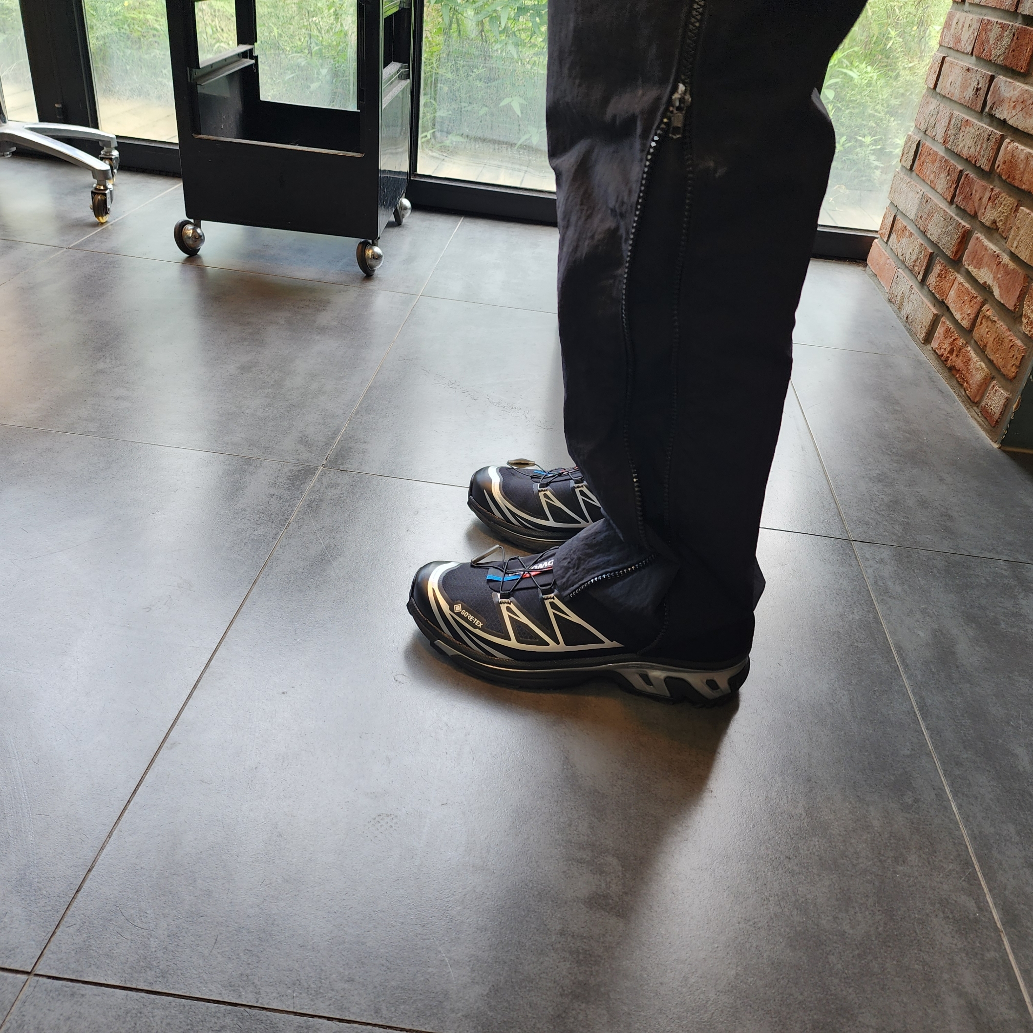 Salomon XT-6 GTX Black Silver 착용 스타일 - 2