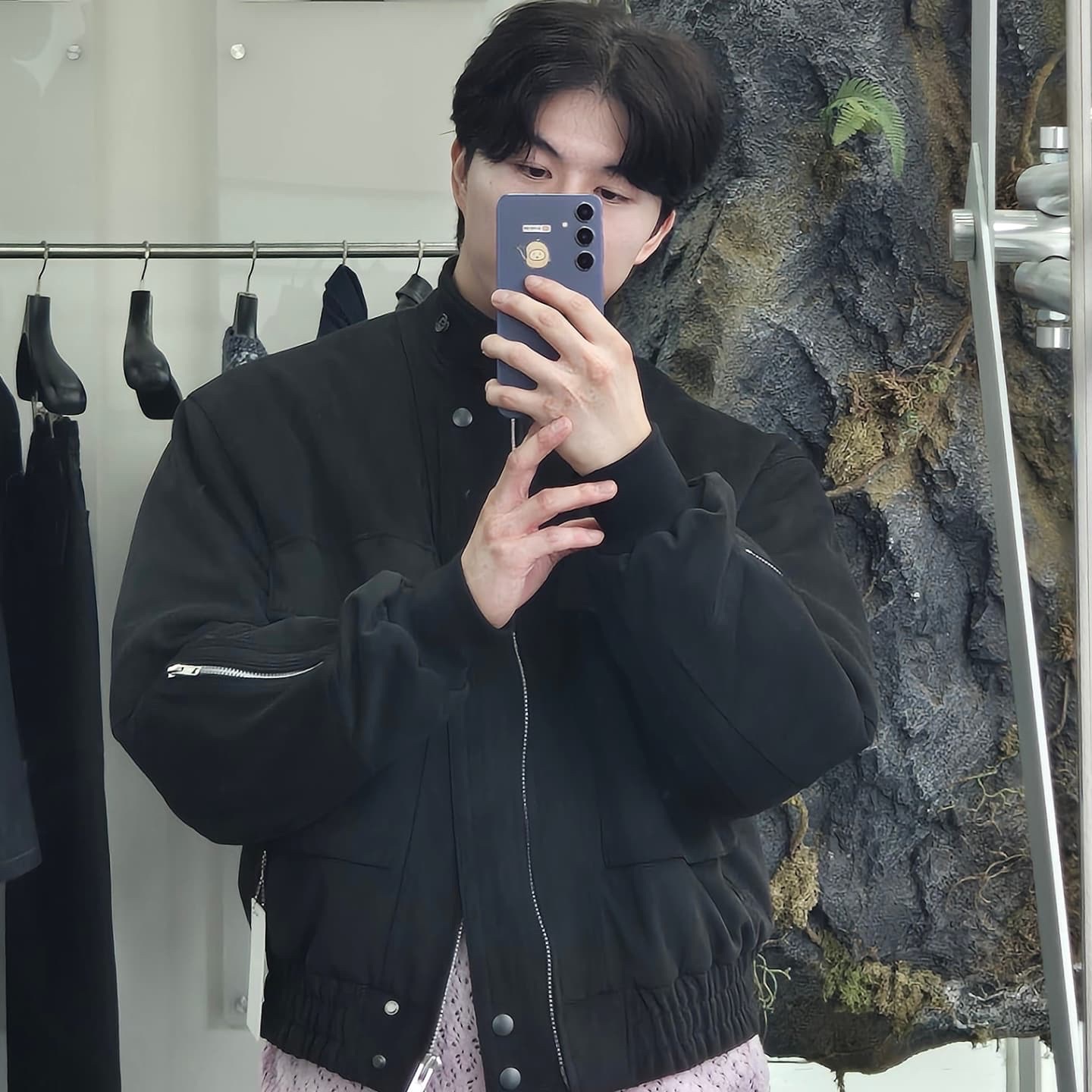 Haleine 3D Faux Suede Bomber Blouson Black (VJ307), Haleine 3D Faux Suede Bomber Blouson Brown (VJ308) 착용 스타일