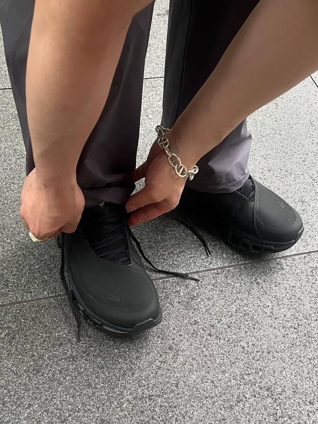 On Running x Post Archive Faction (Paf) Cloudmonster 2 Black Magnet, On Running x Post Archive Faction (Paf) Cloudmonster 2 Moondust Chalk 착용 스타일 - 3