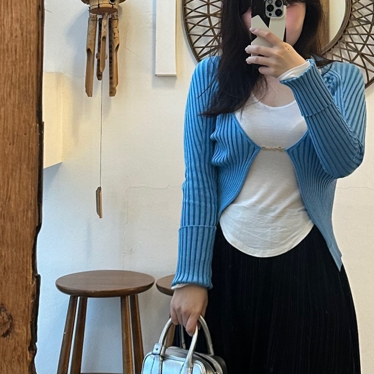 (W) Jacquemus La Maille Pralu Longue Micro Charm Logo Cardigan Light Blue 착용 스타일