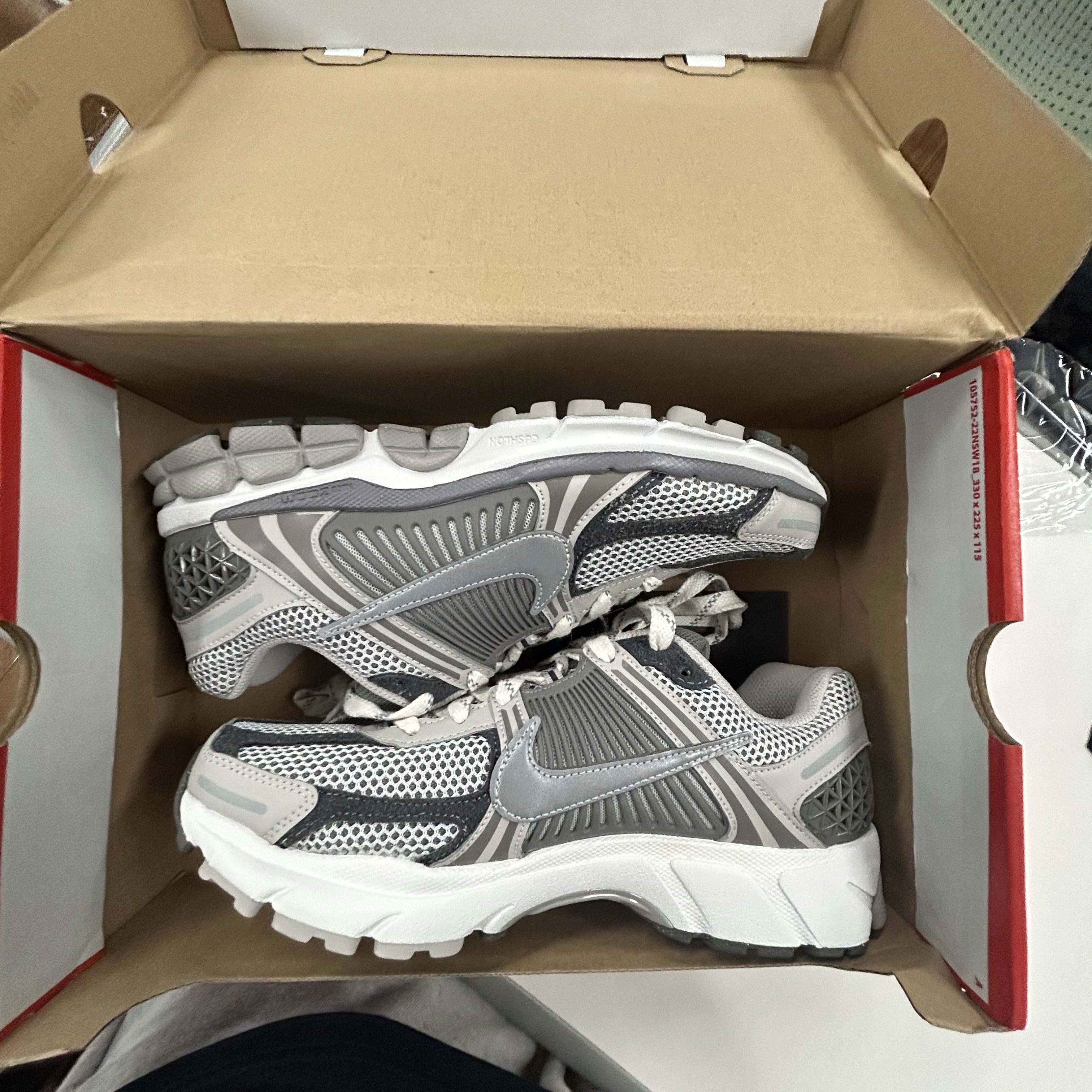 Nike Zoom Vomero 5 PRM Light Iron Ore and Flat Fewter 착용 스타일
