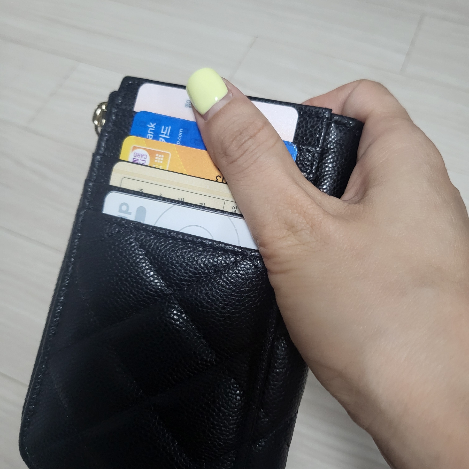 Chanel Card Holder Grained Shiny Calfskin & Gold Black 착용 스타일 - 2