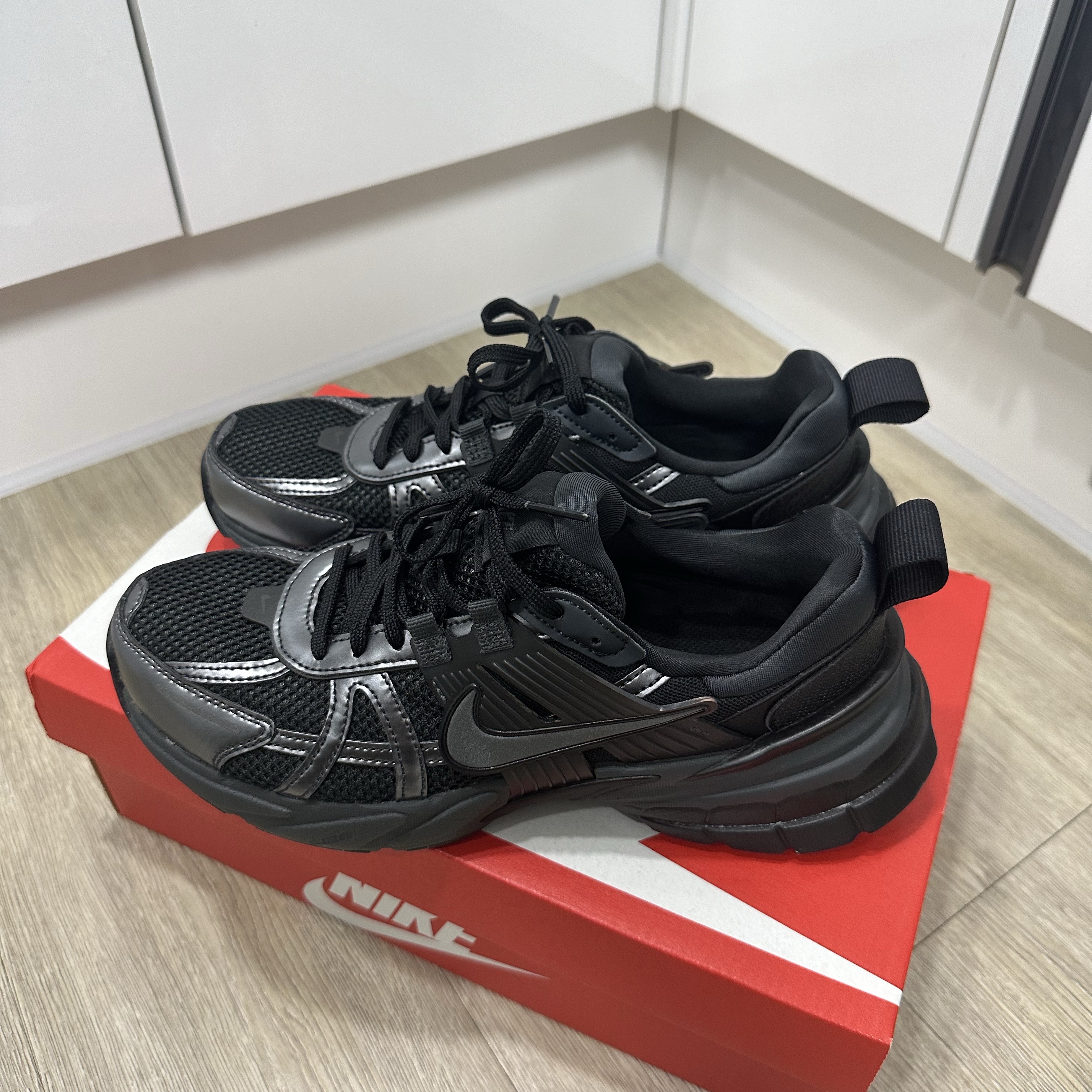Nike V2K Run Black Anthracite 착용 스타일