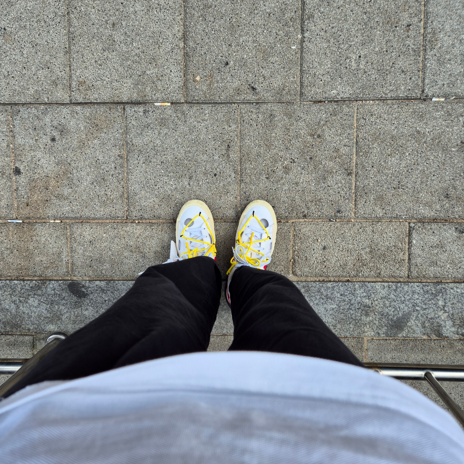 Nike x Off-White Blazer Low '77 White and University Red 착용 스타일 - 2