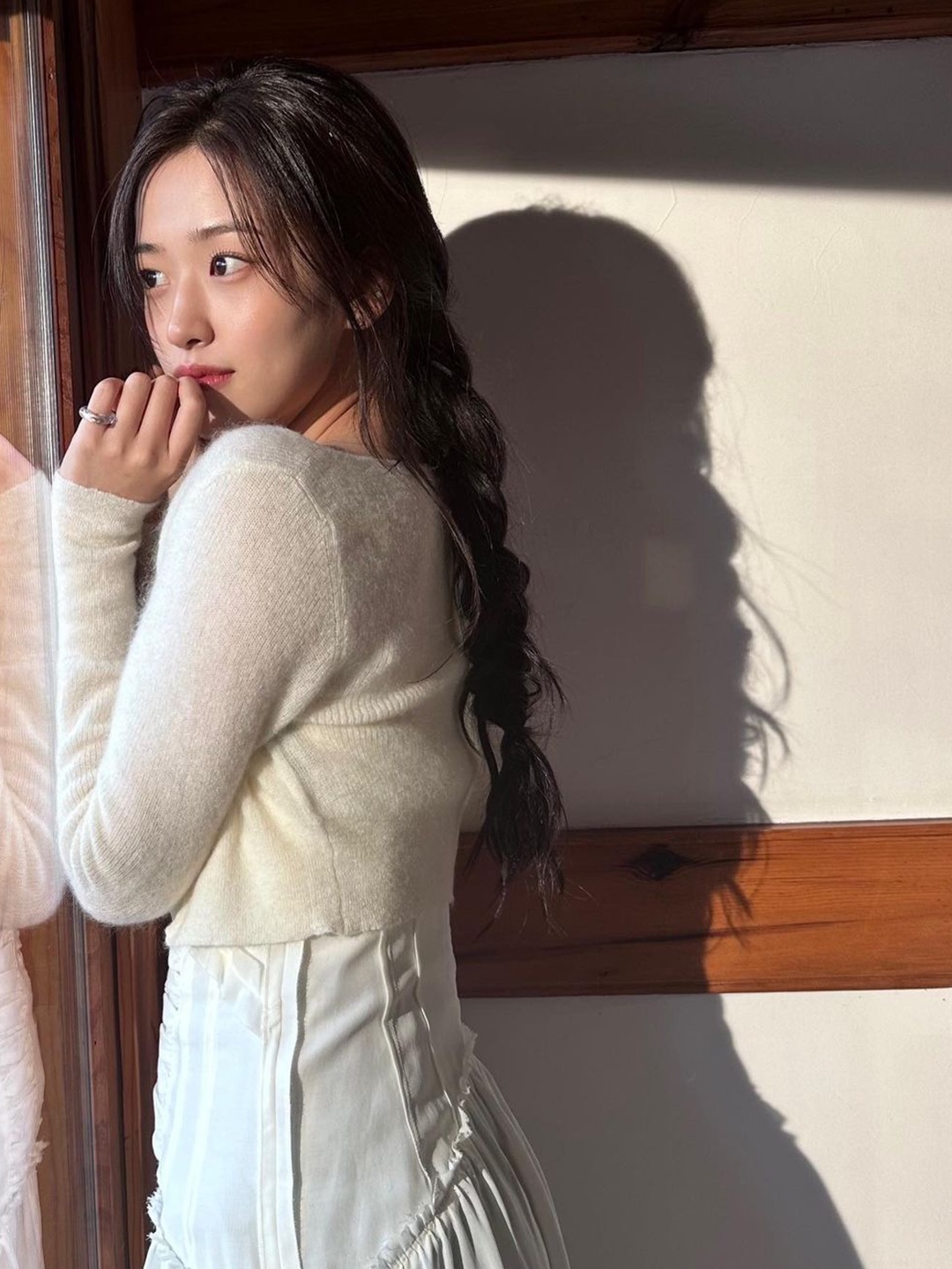 (W) Threetimes Muffin Bolero Black, (W) Matin Kim Airy Button Collar Cardigan Sky 착용 스타일 - 3
