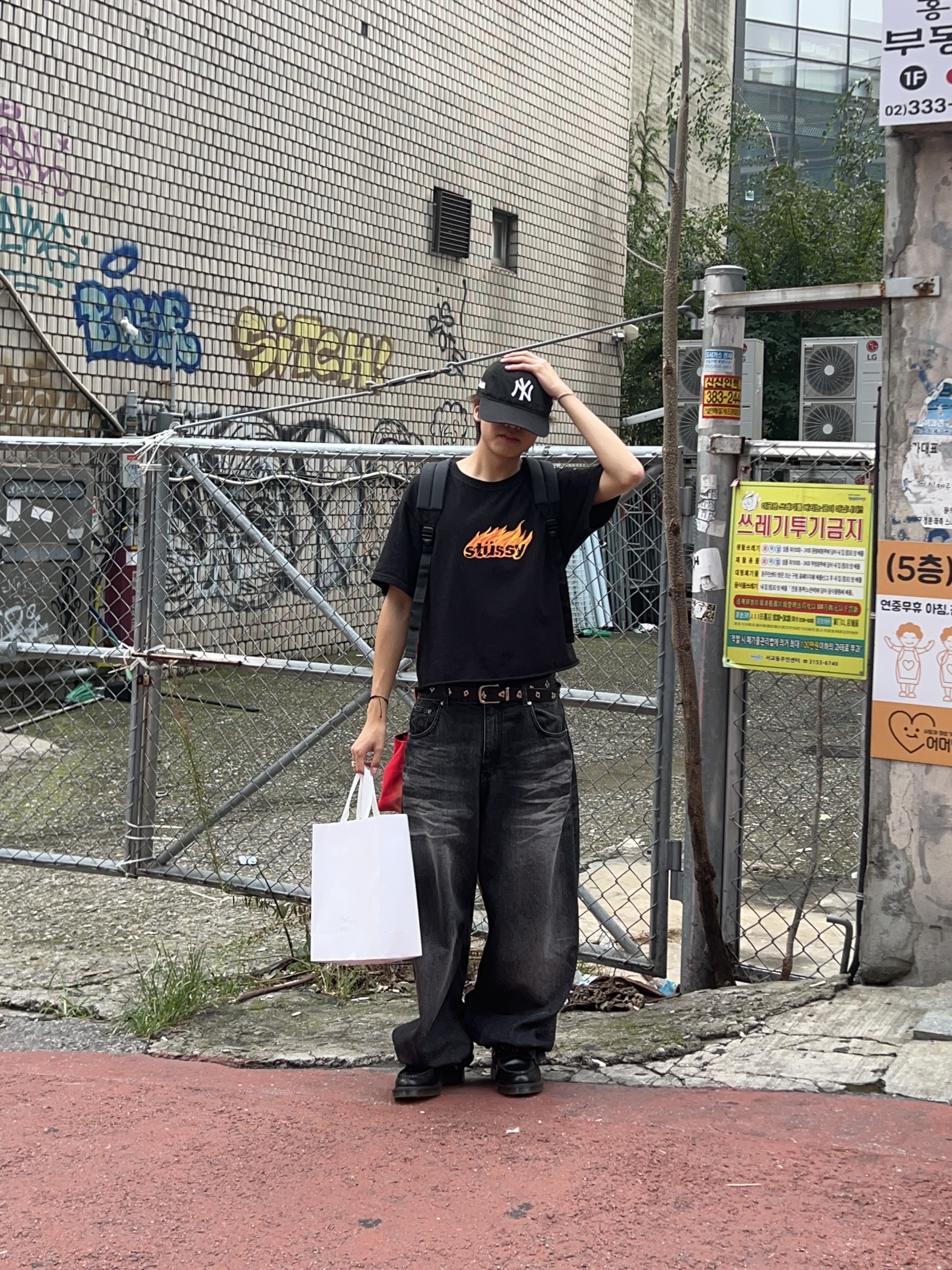 Stussy Flames T-Shirt Black, New Era x MoMA New York Yankees Cap Navy 착용 스타일 - 1