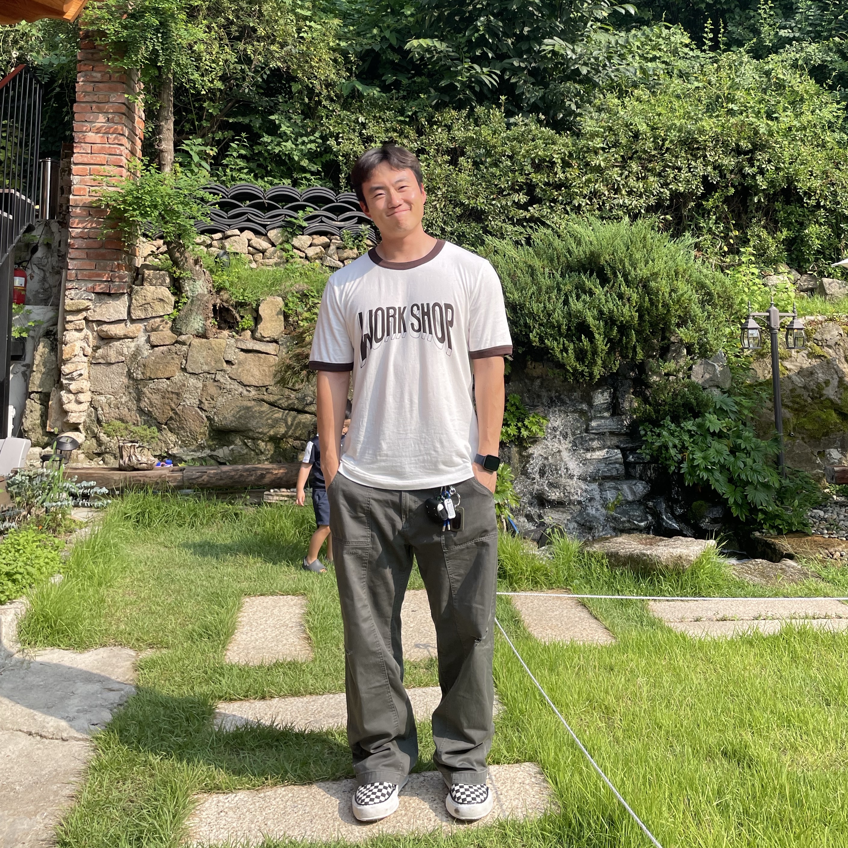 Our Legacy Work Shop Ringer T-Shirt White Work Shop Print, Maison Mihara Yasuhiro Baker OG Sole Canvas Low Cut Sneakers Black White 착용 스타일 - 1