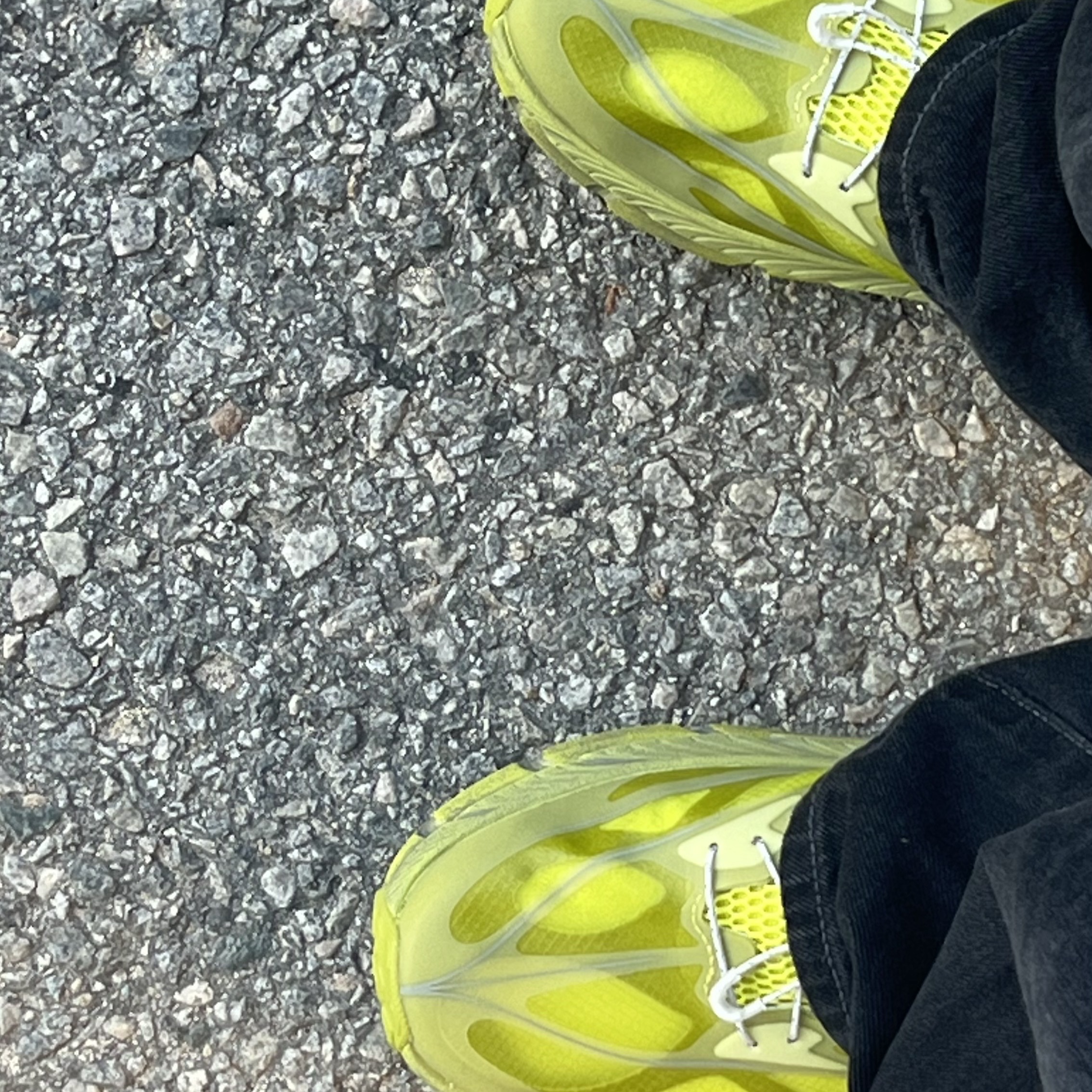 Hoka x Satisfy Mafate Speed 4 Lite Sulfur 착용 스타일