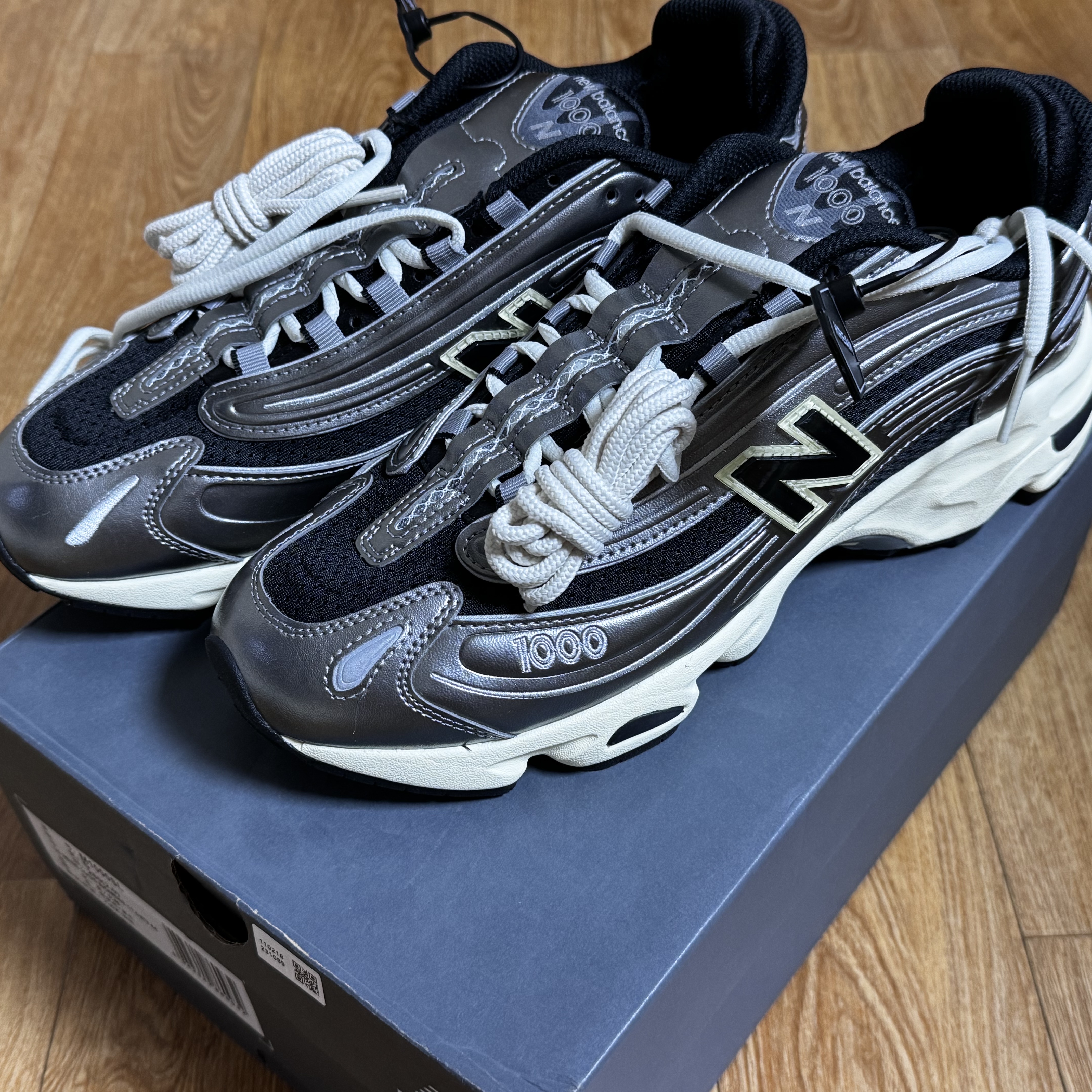 New Balance 1000 Silver Metallic Black 착용 스타일 - 1