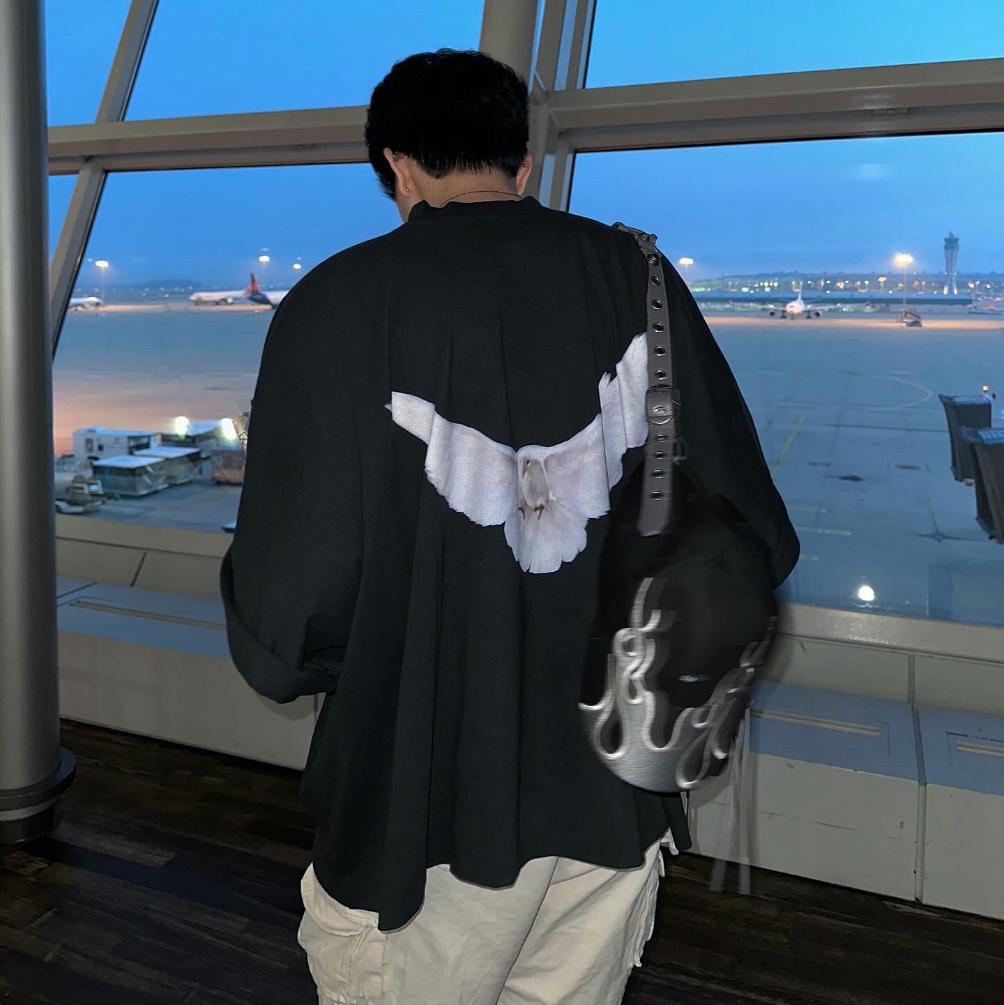 Yeezy Gap Engineered By Balenciaga Dove No Seam T-Shirt Black, Yeezy Gap Engineered By Balenciaga Flame Cap Black 착용 스타일