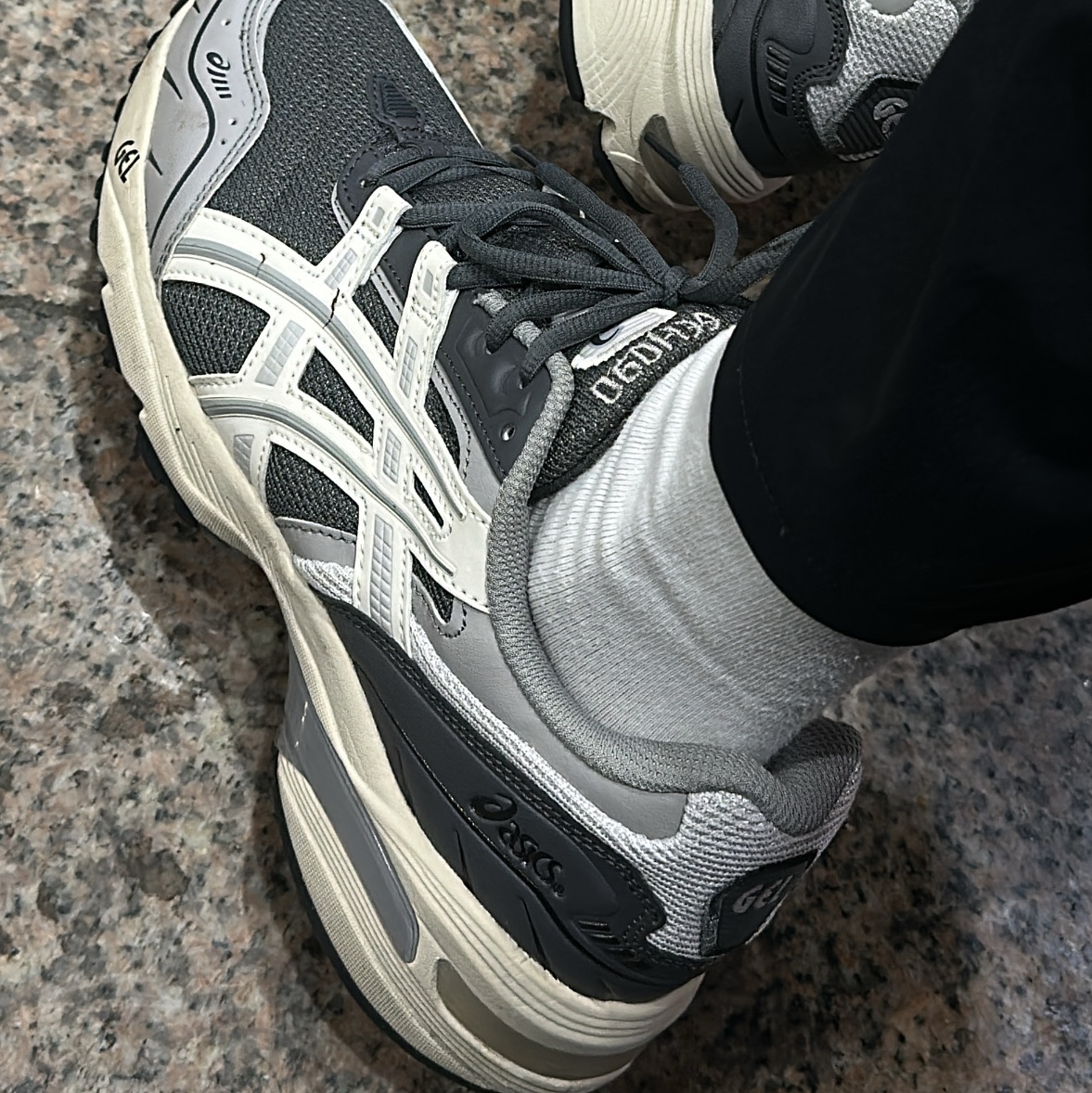 Asics Gel-1090 Grey Cream Black 착용 스타일