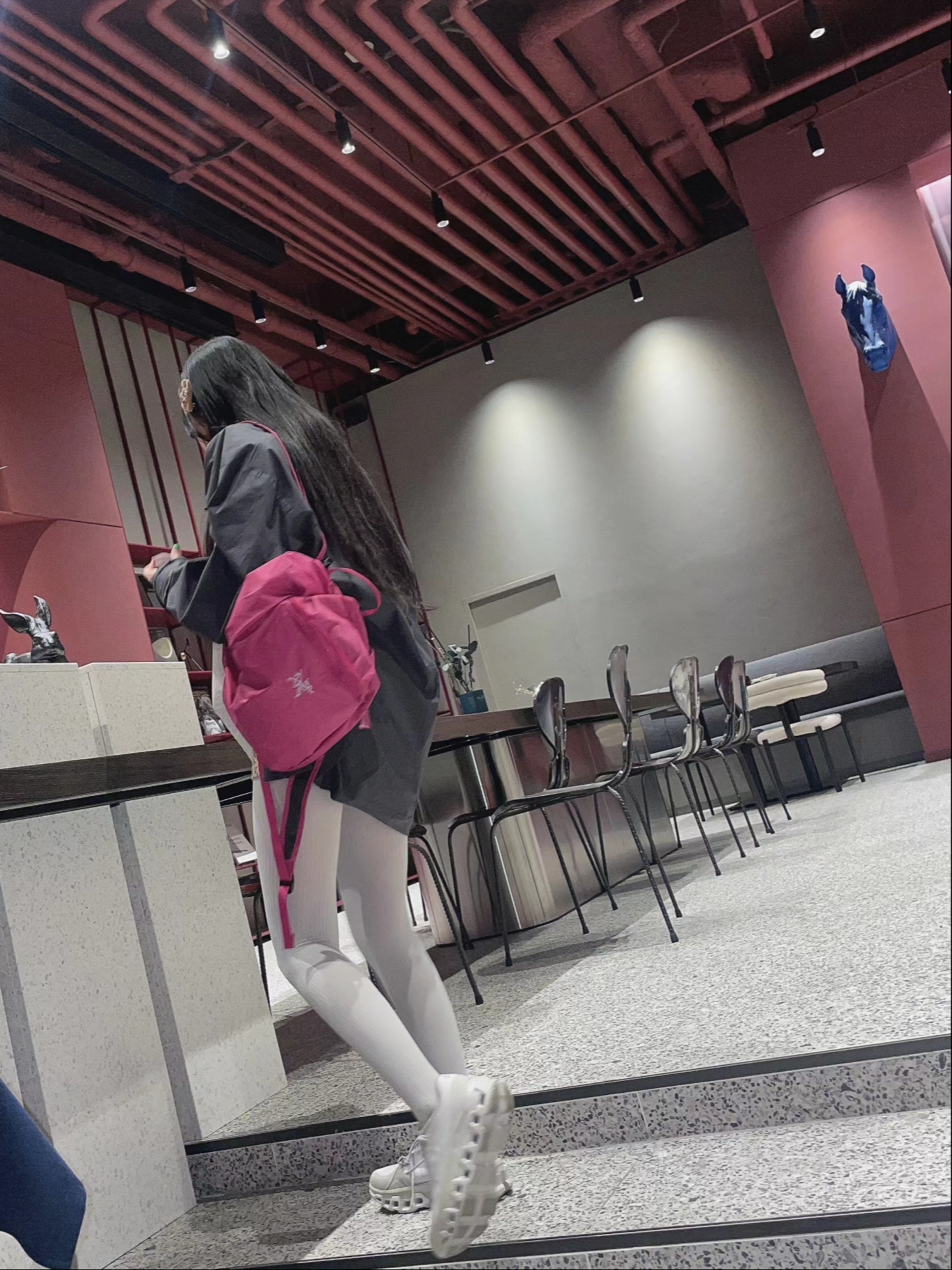 (W) On Running x Post Archive Faction (Paf) Cloudmonster 2 Moondust Chalk, Arc'teryx Heliad 10 Backpack Synth 착용 스타일 - 2