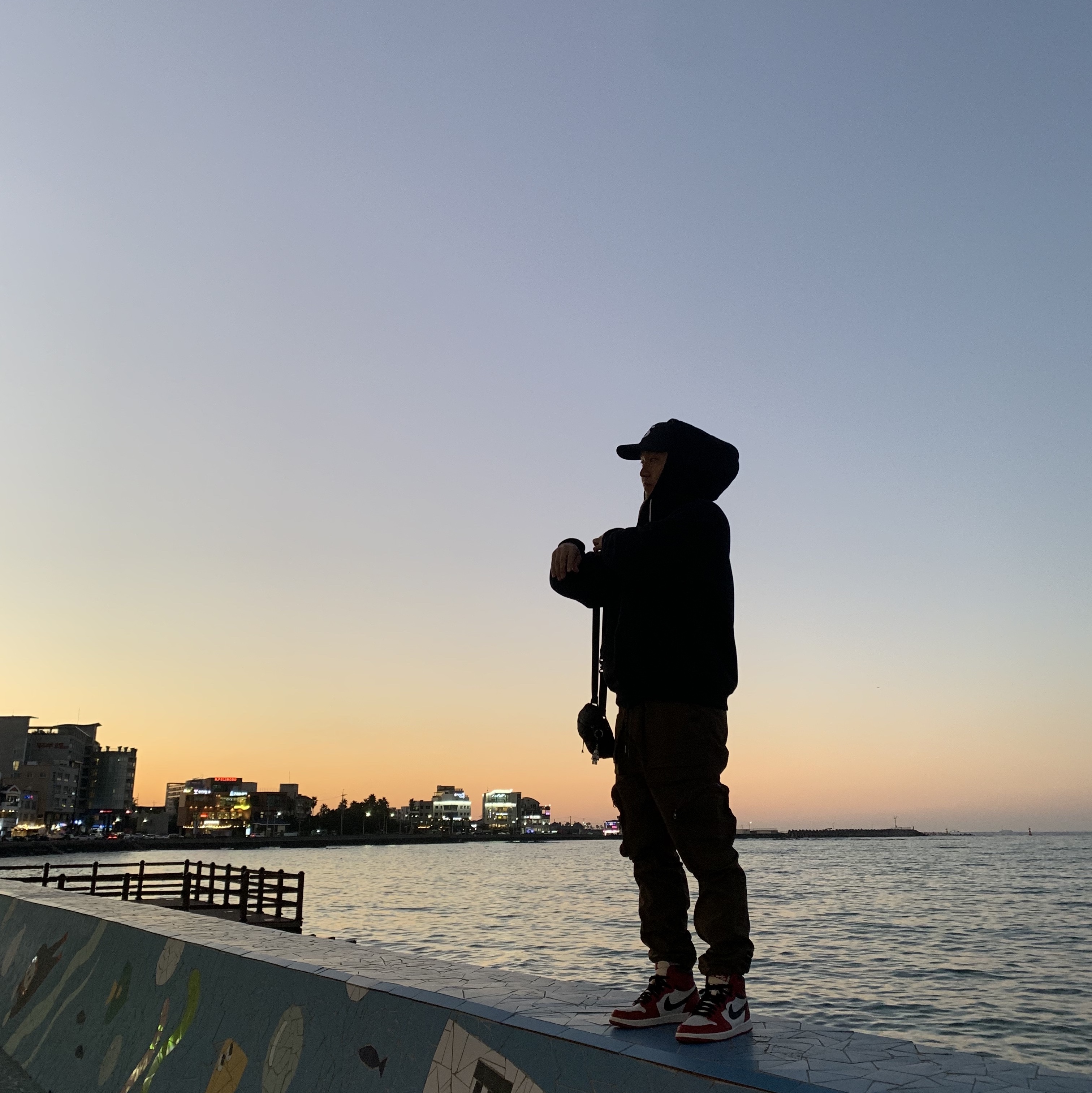 Jordan 1 Retro High OG Chicago 2022, Arc'teryx Mantis 1 Waistpack Black 착용 스타일 - 1