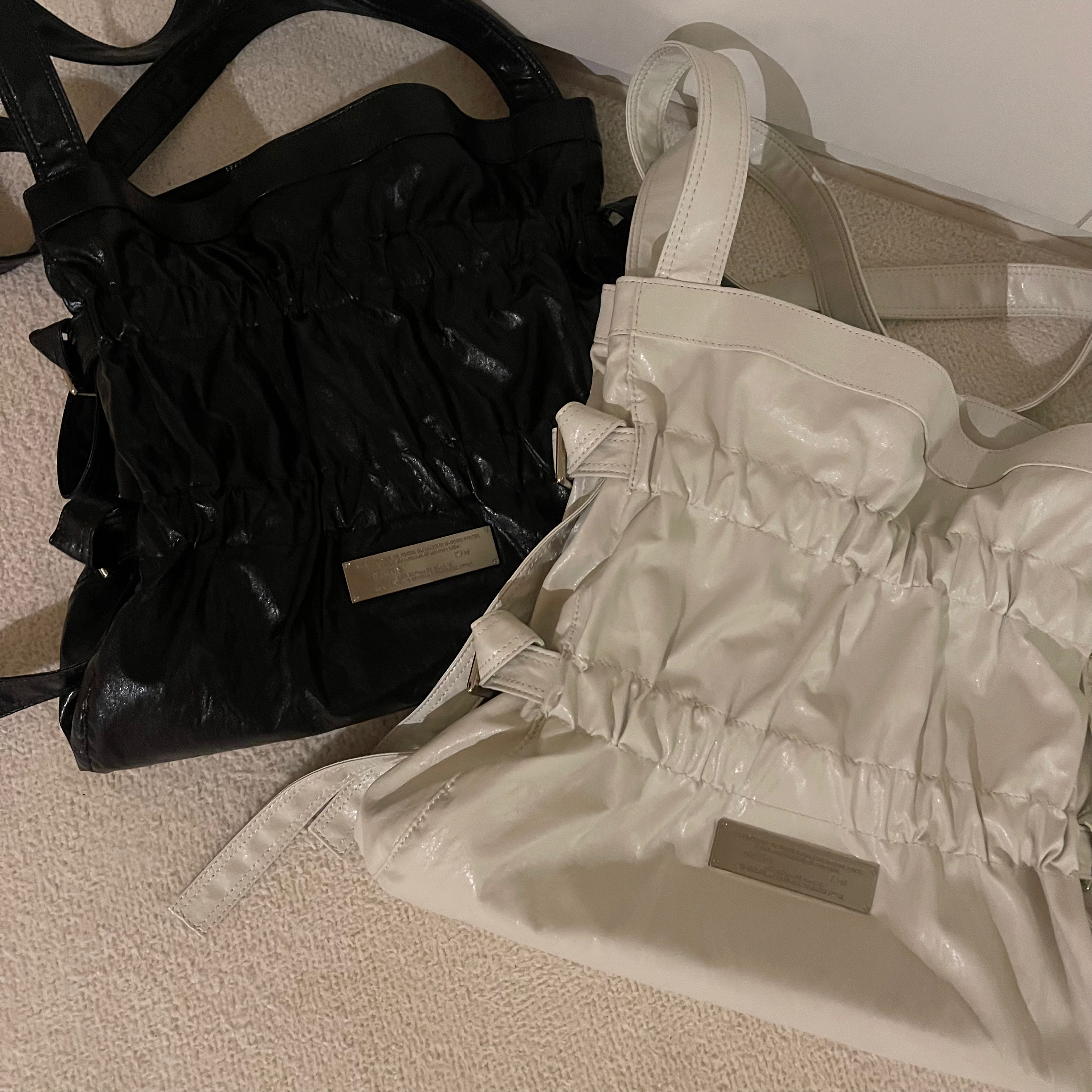 Matin Kim Faux Leather Seashell Bag Ivory, Matin Kim Faux Leather Seashell Bag Black 착용 스타일 - 2