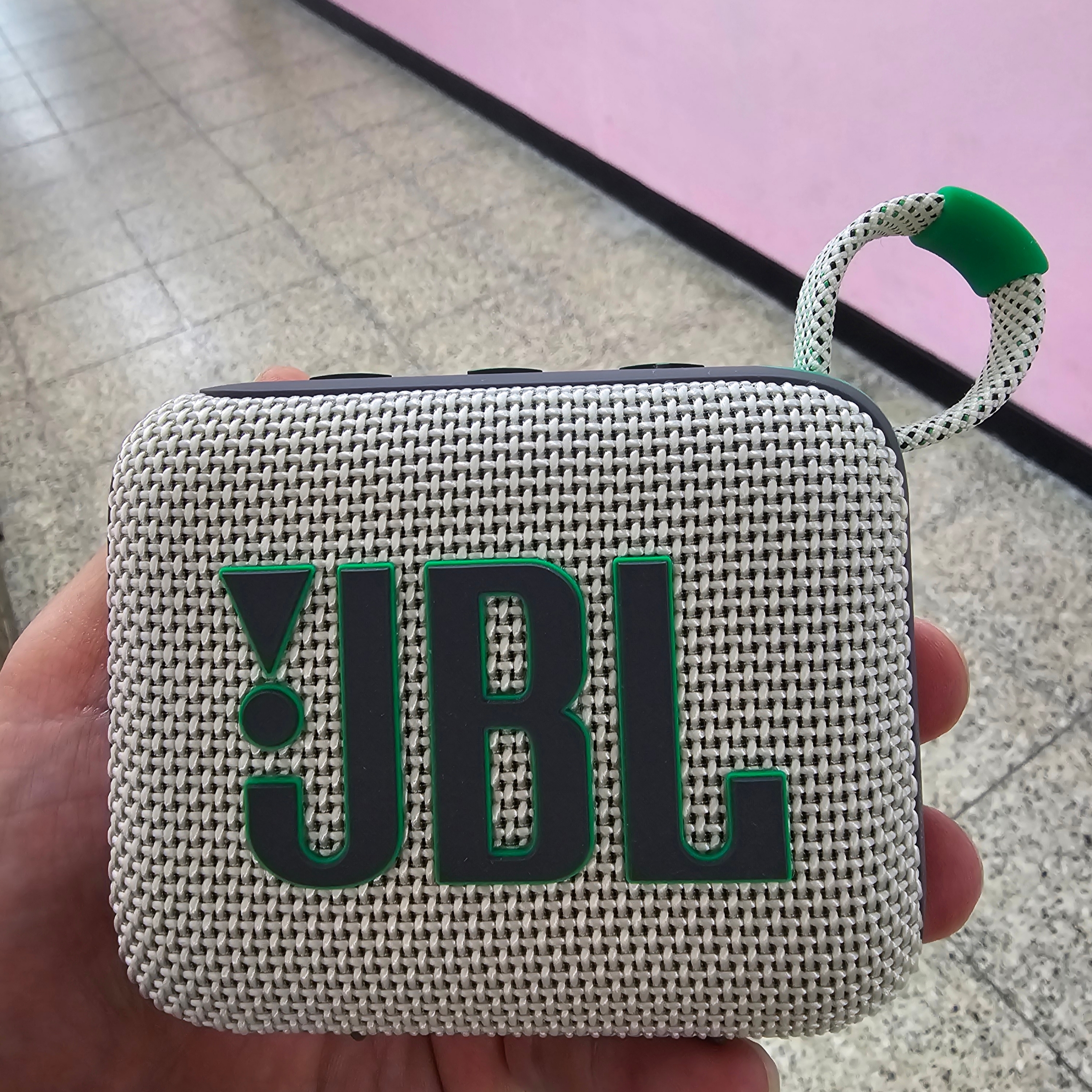 JBL GO4 Portable Bluetooth Speaker Sand 착용 스타일