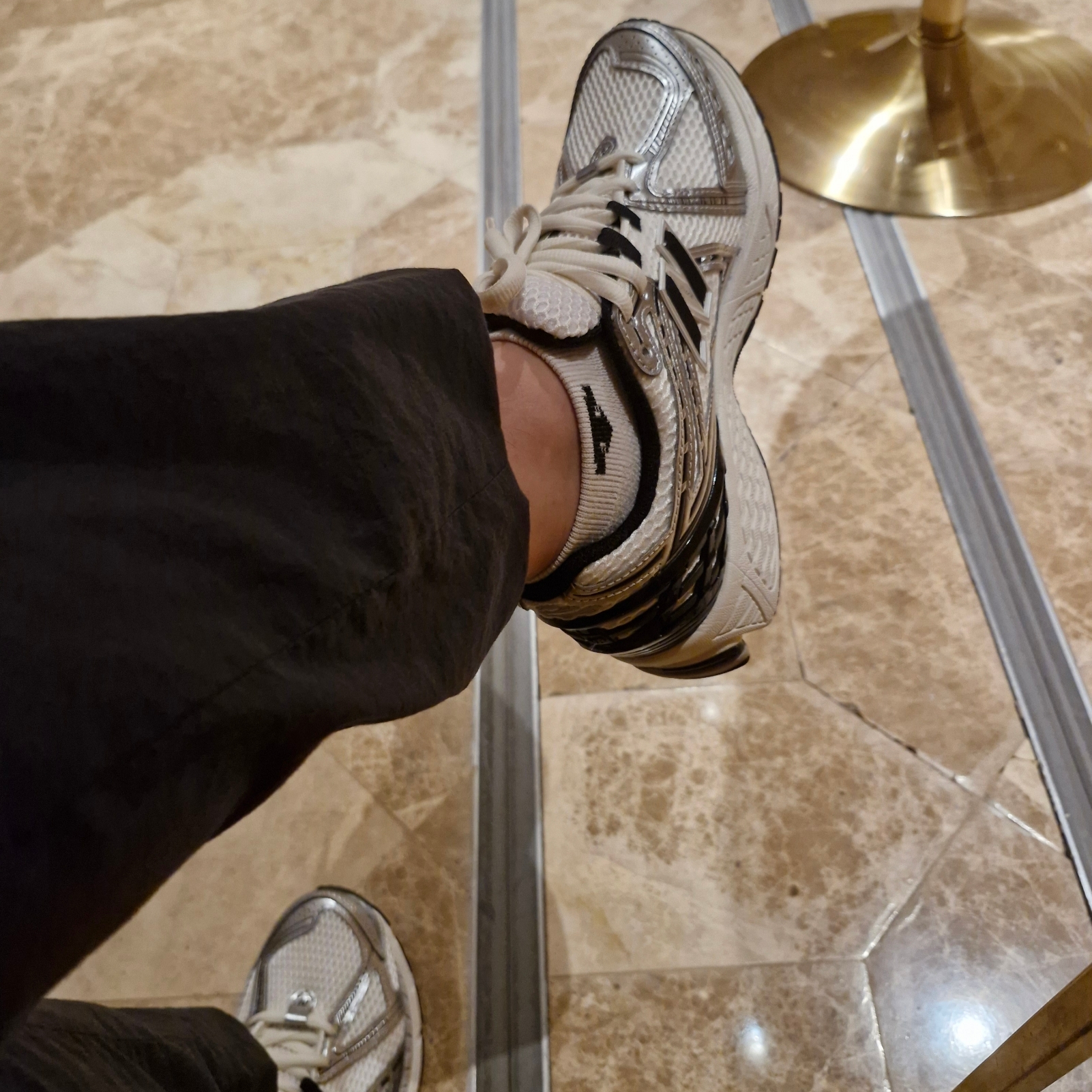 New Balance 1906R Silver Metallic Black 착용 스타일