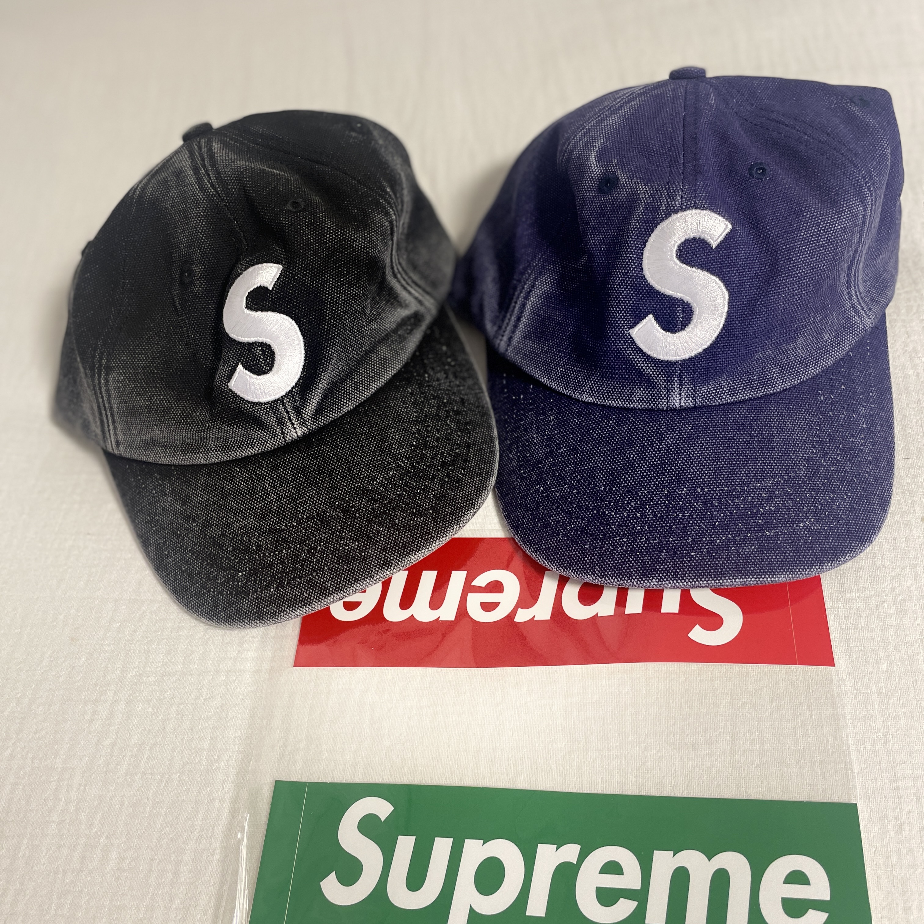 Supreme Pigment S Logo 6-Panel Navy - 24FW, Supreme Pigment S Logo 6-Panel Black - 24FW 착용 스타일 - 1